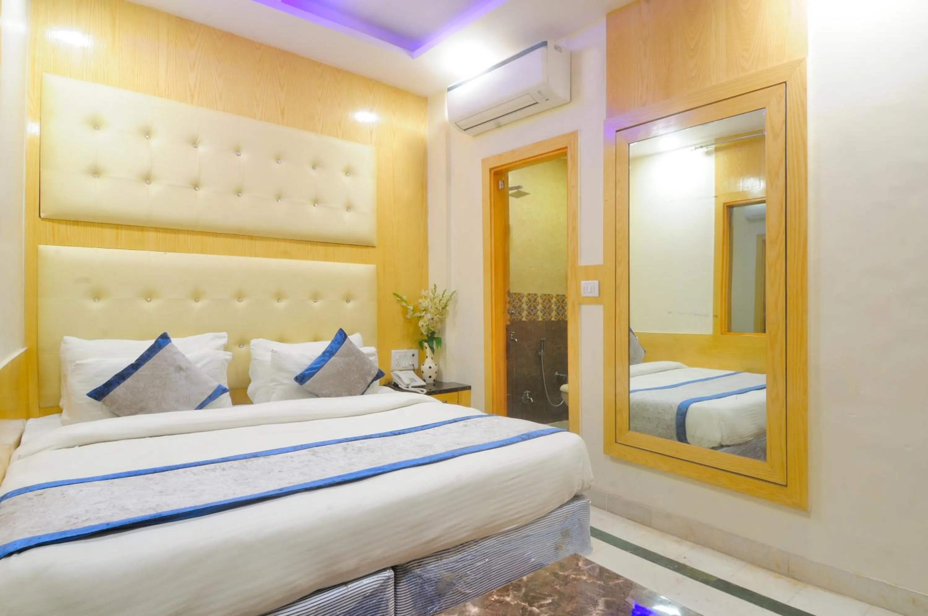 Bedroom, Bed in Hotel Karlo Kastle - Paharganj - New Delhi