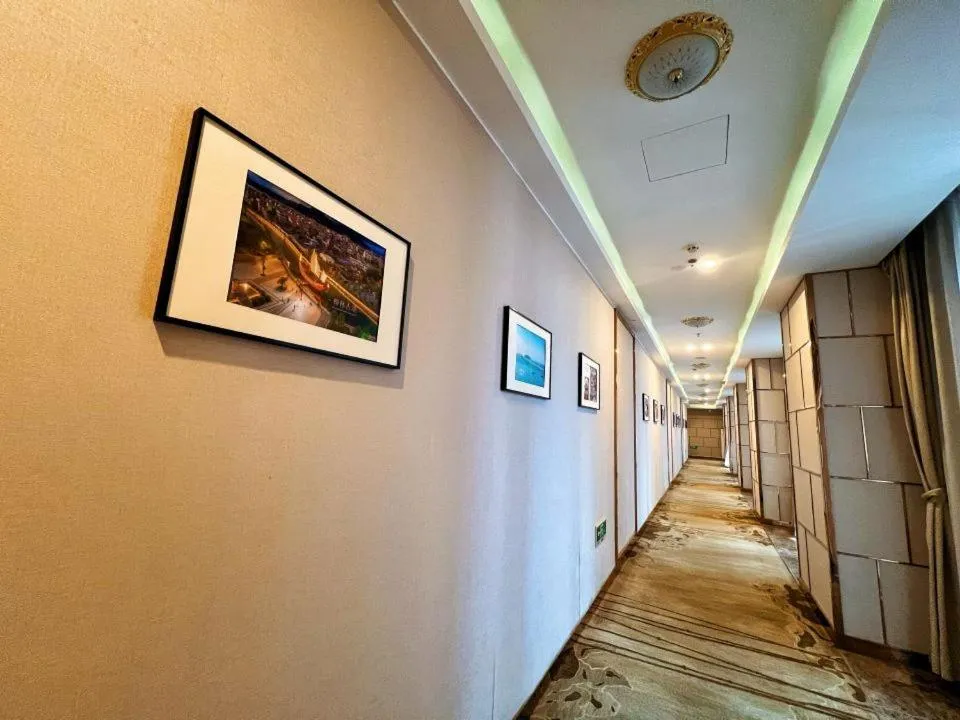 Menshine Gloria Plaza Hotel