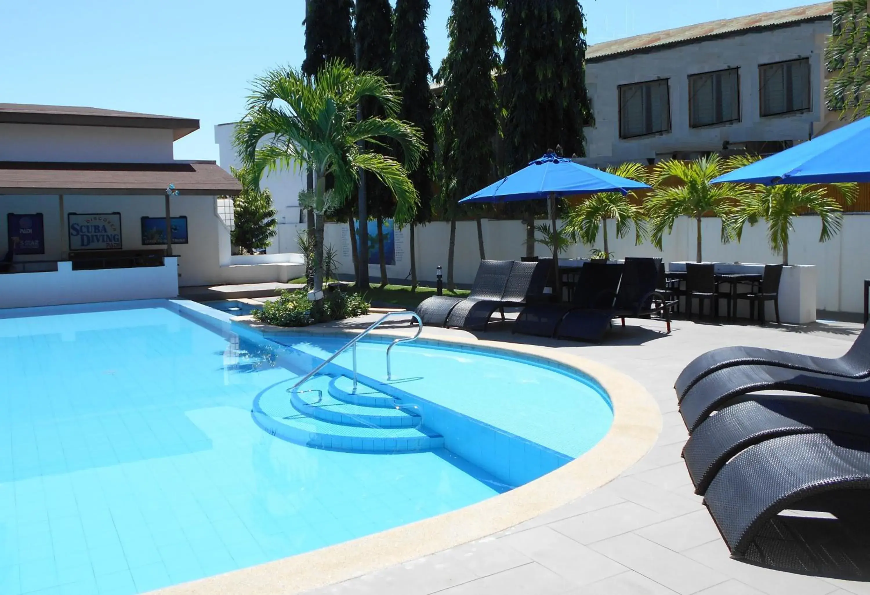 Swimming pool in Out of the Blue Resort Swimming pool in Out of the Blue Resort