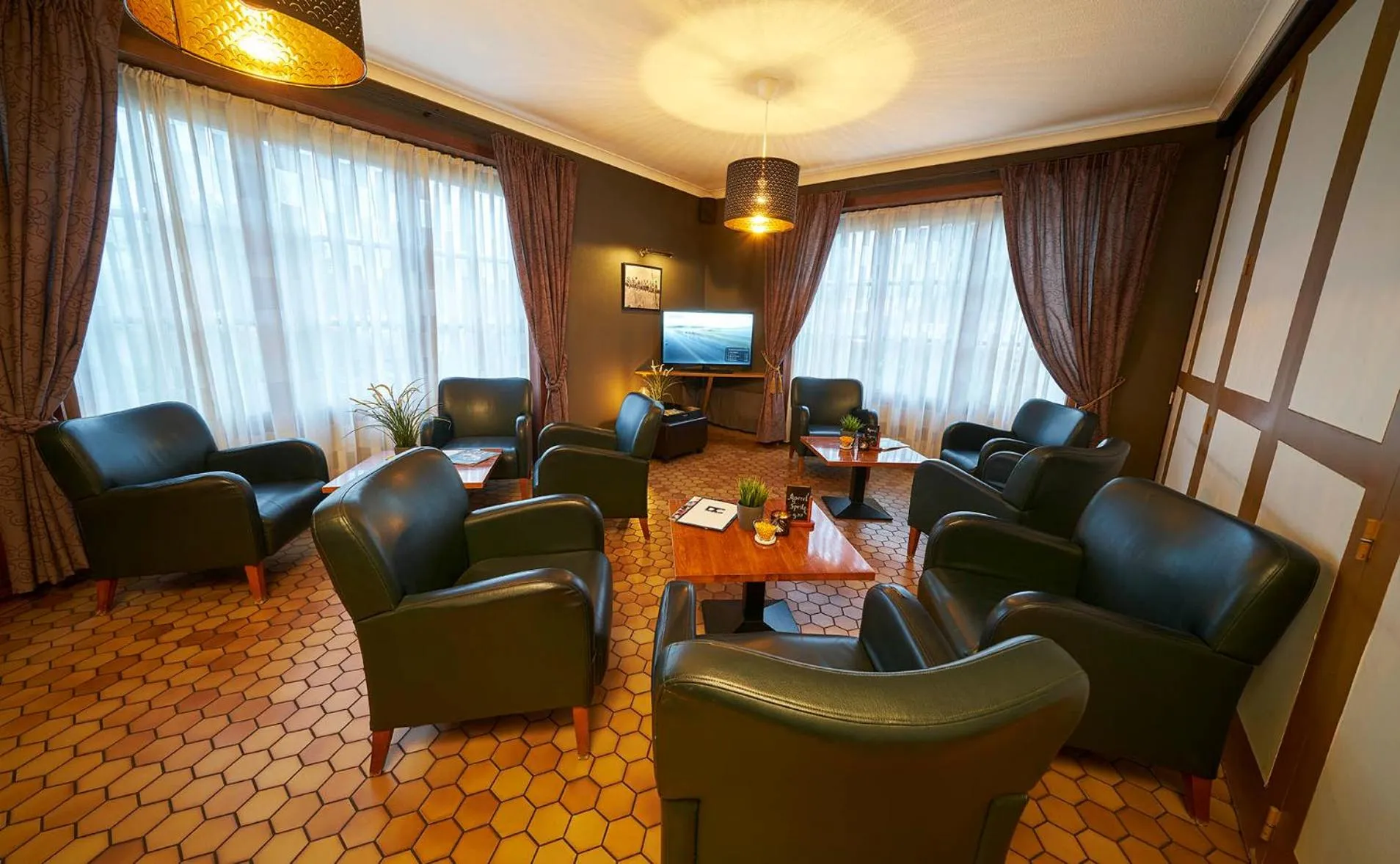 Communal lounge/ TV room in DC Hotel & Restaurant Brussels South