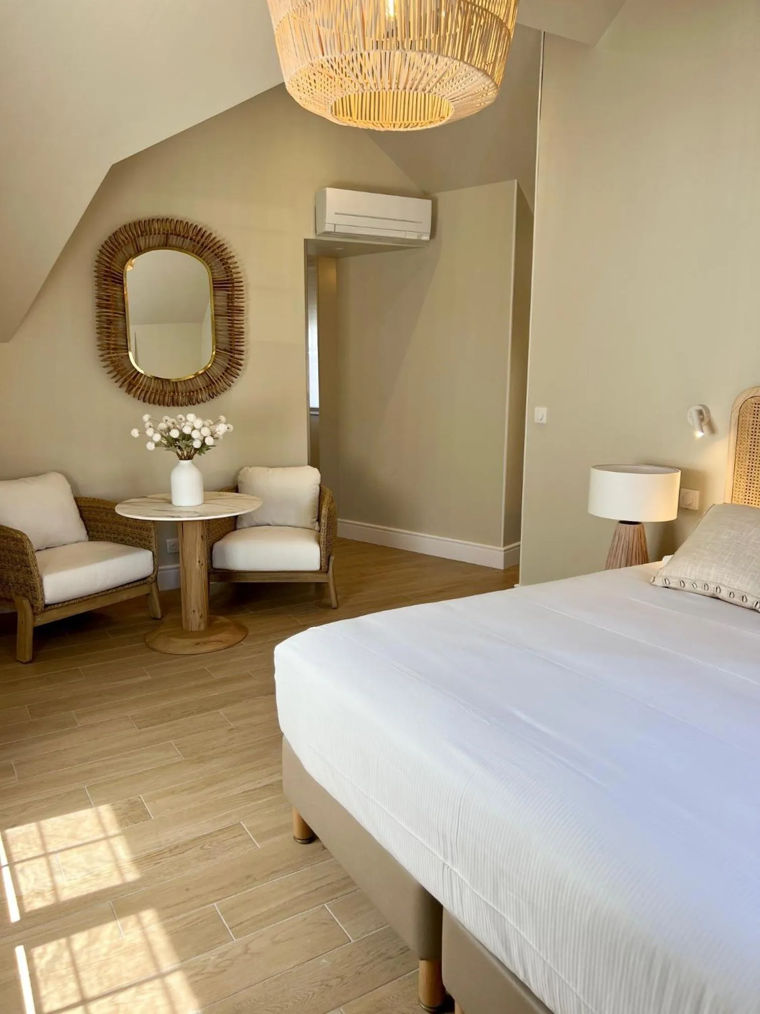 Bed in Hôtel Le Fer à Cheval