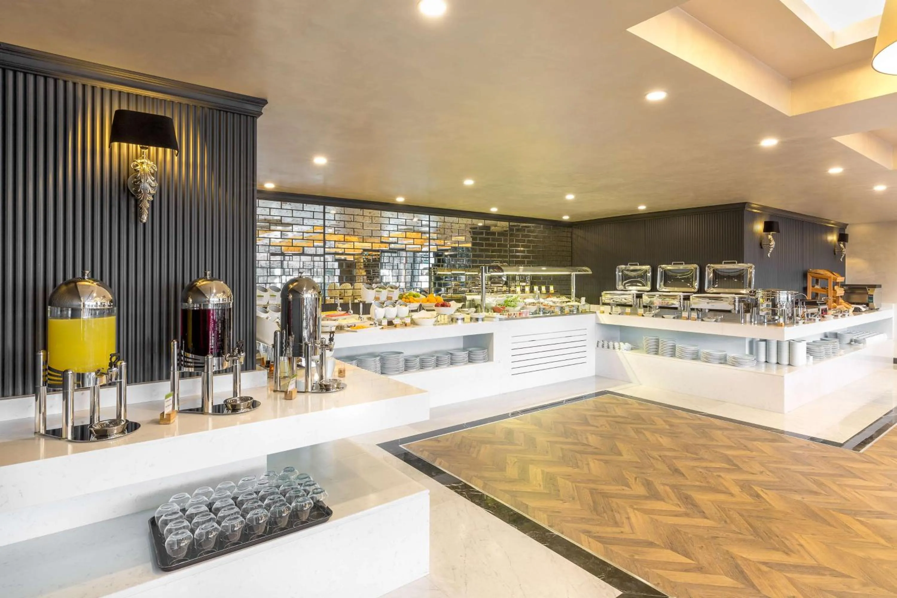 Restaurant/places to eat in DoubleTree By Hilton Izmir Airport