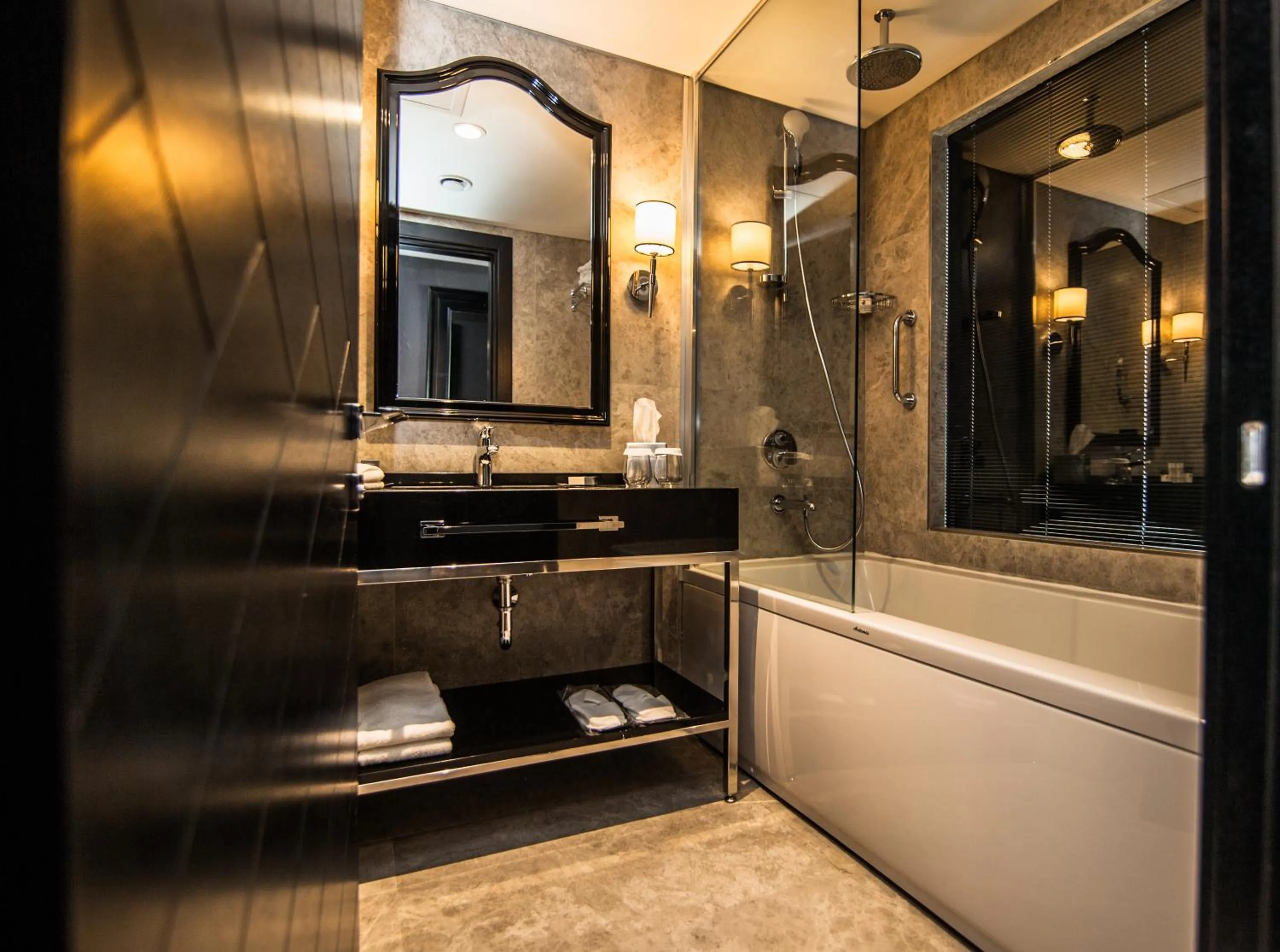 Shower in DoubleTree By Hilton Izmir Airport