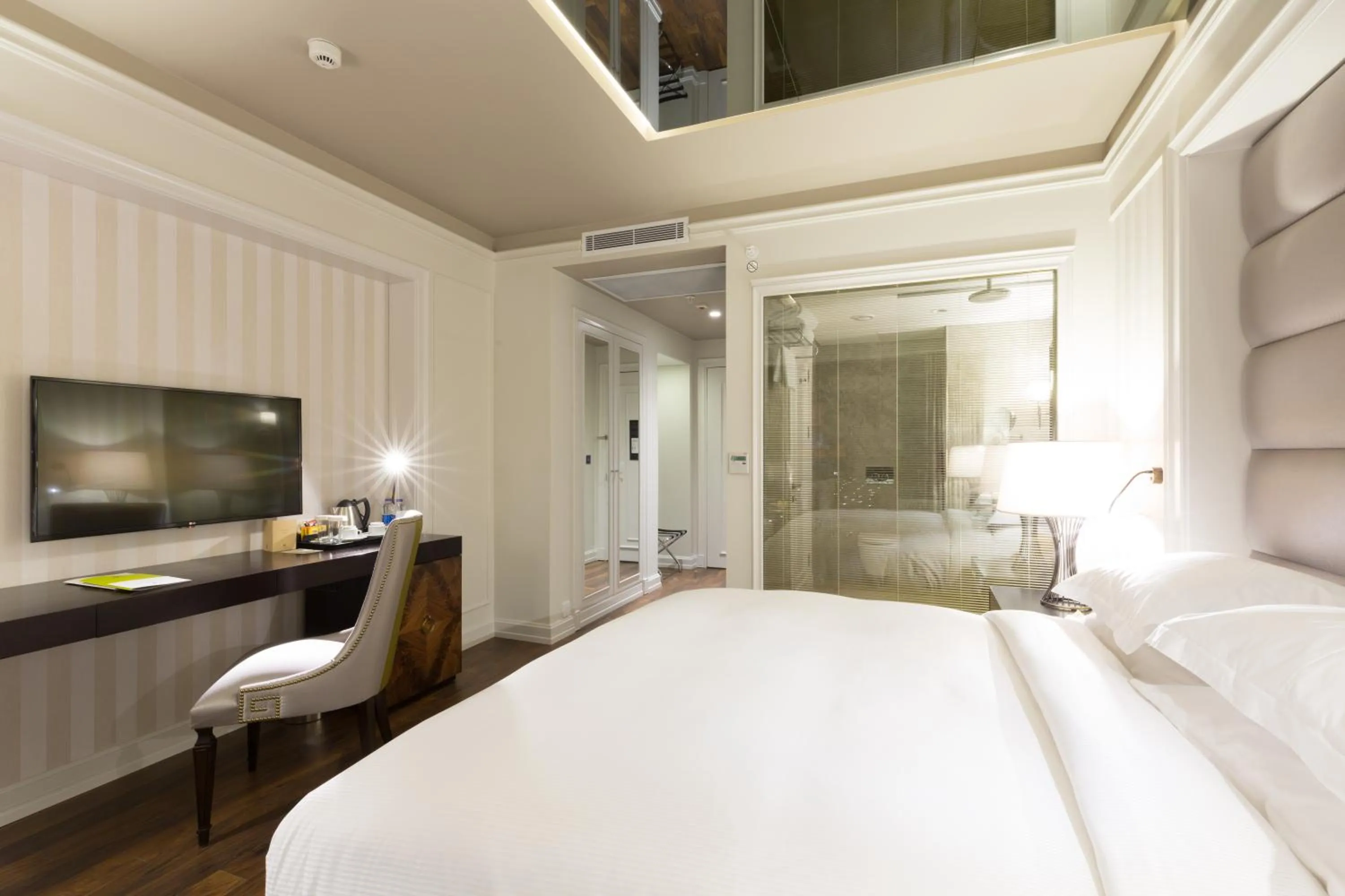 Bed in DoubleTree By Hilton Izmir Airport