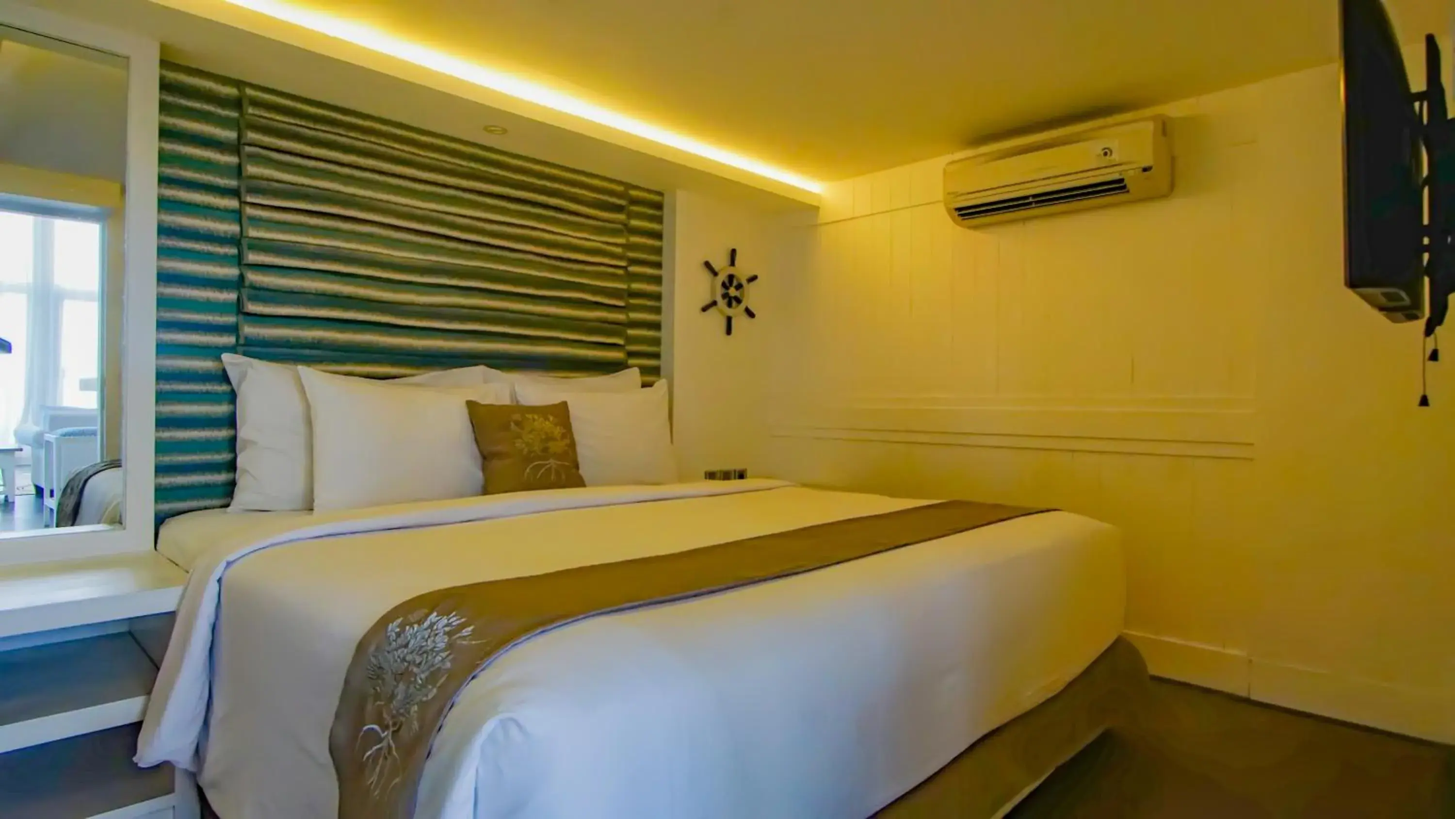 Bed in The Crystal Luxury Bay Resort Nusa Dua - Bali