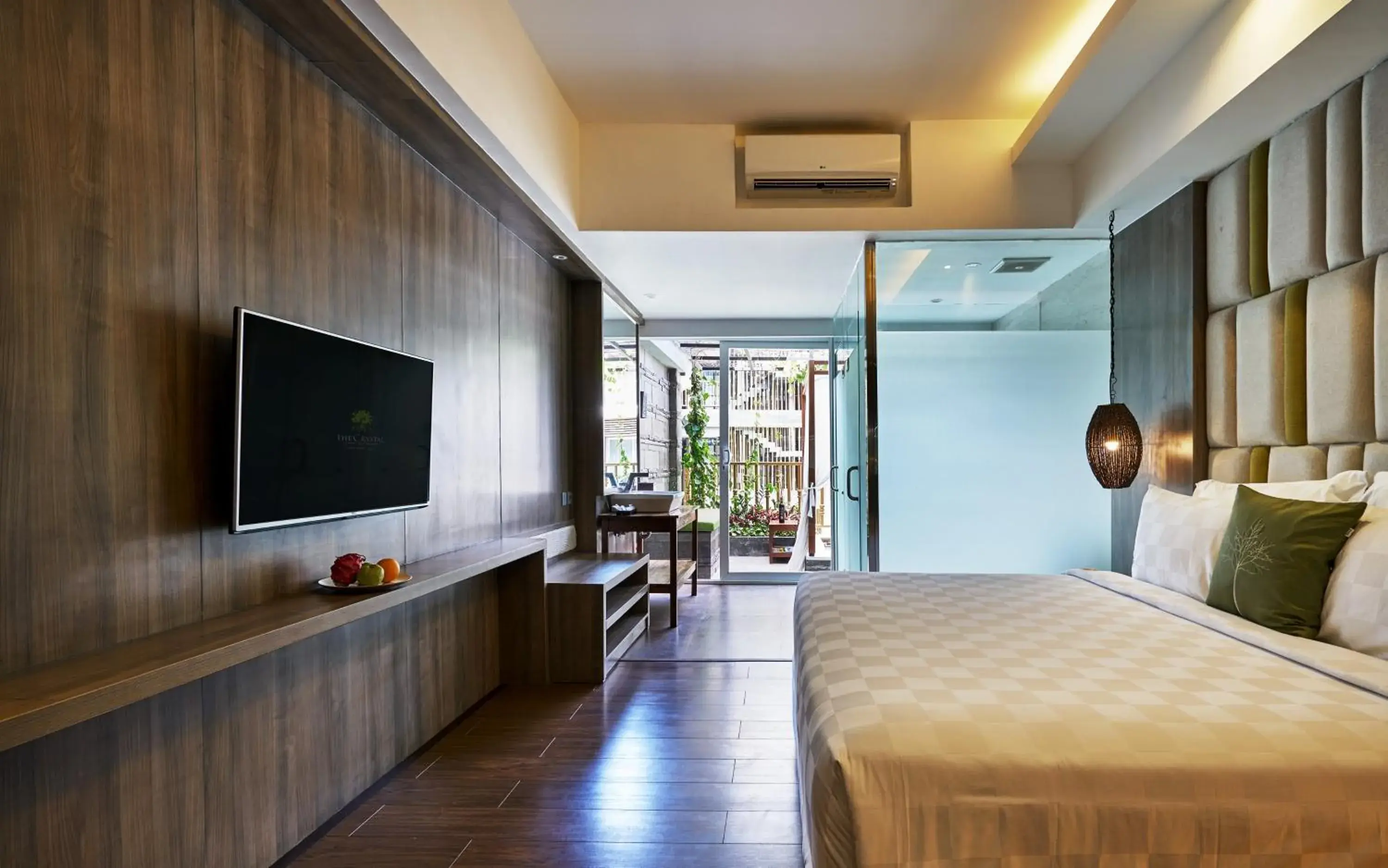 Bed, TV/Entertainment Center in The Crystal Luxury Bay Resort Nusa Dua - Bali