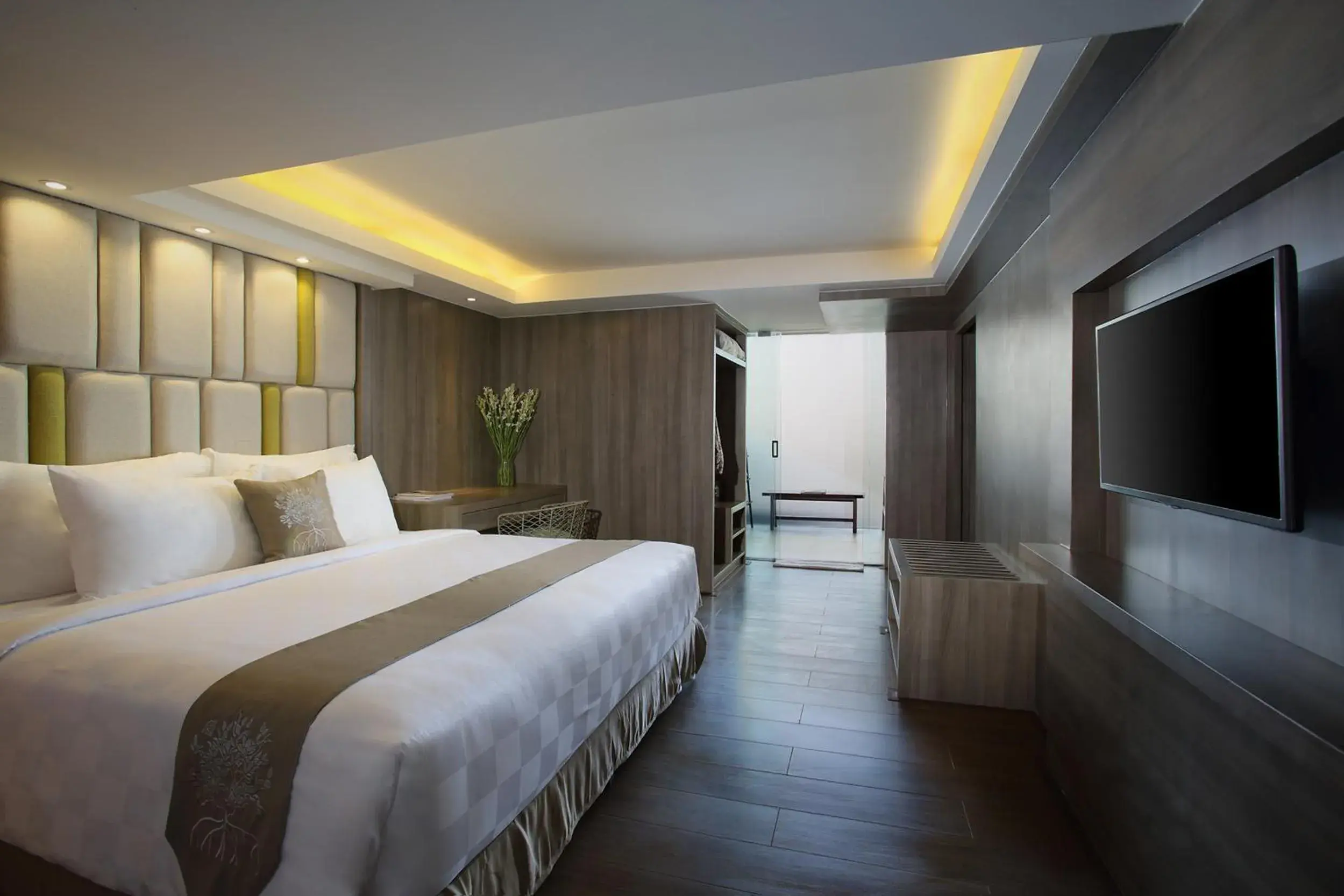 Bedroom, TV/Entertainment Center in The Crystal Luxury Bay Resort Nusa Dua - Bali