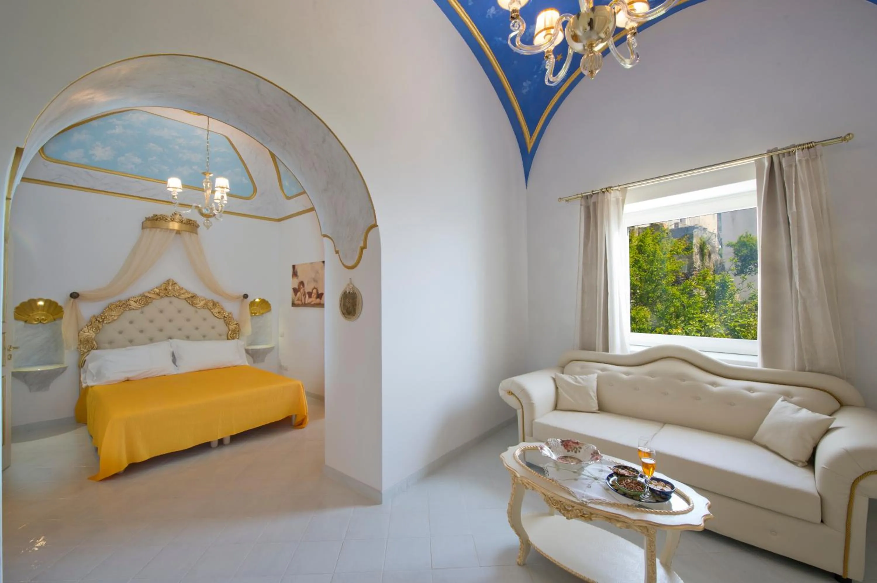 Photo of the whole room, Bed in Palazzo Rocco Villa Sunshining in Love