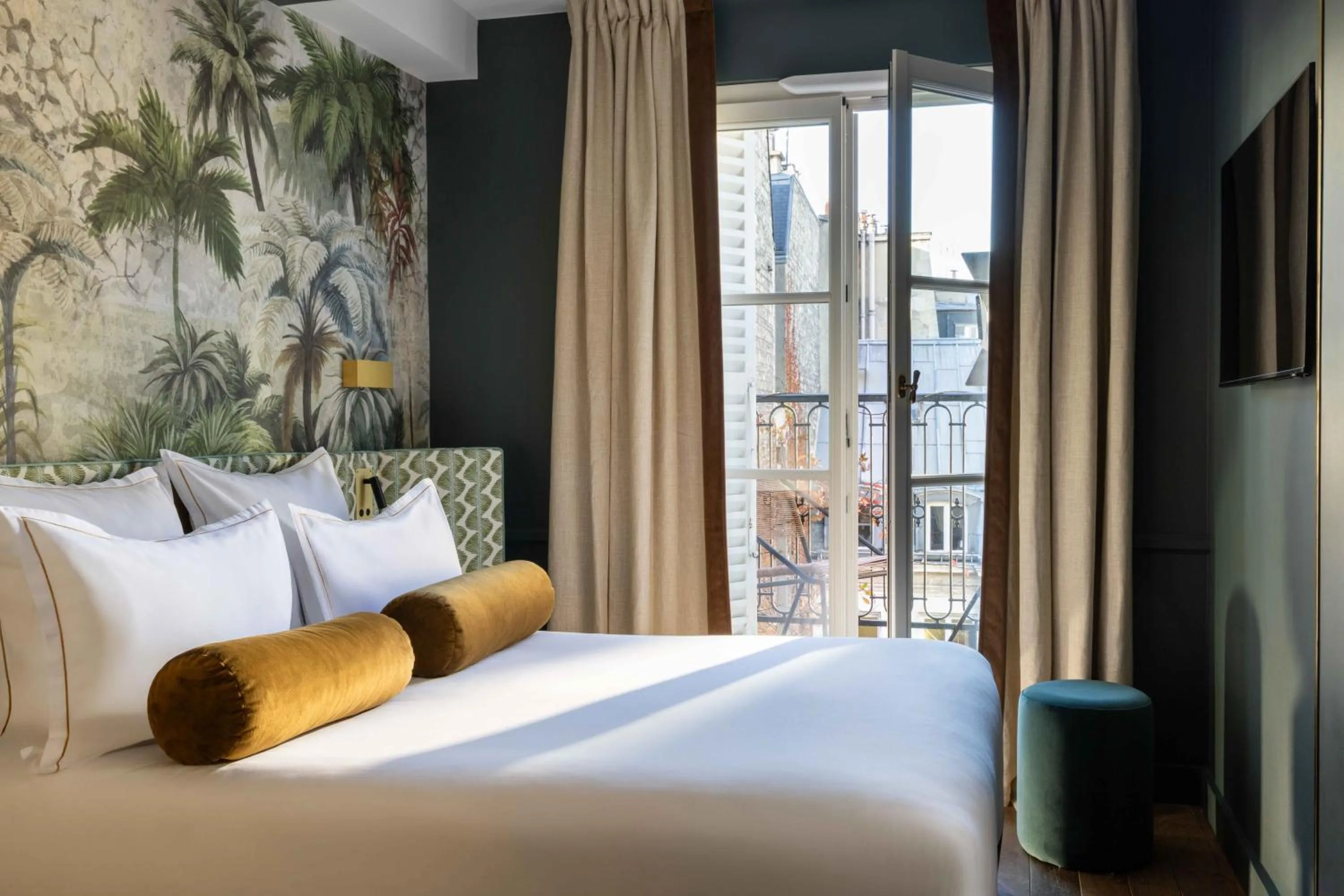 Bed in Les Jardins Du Luxembourg