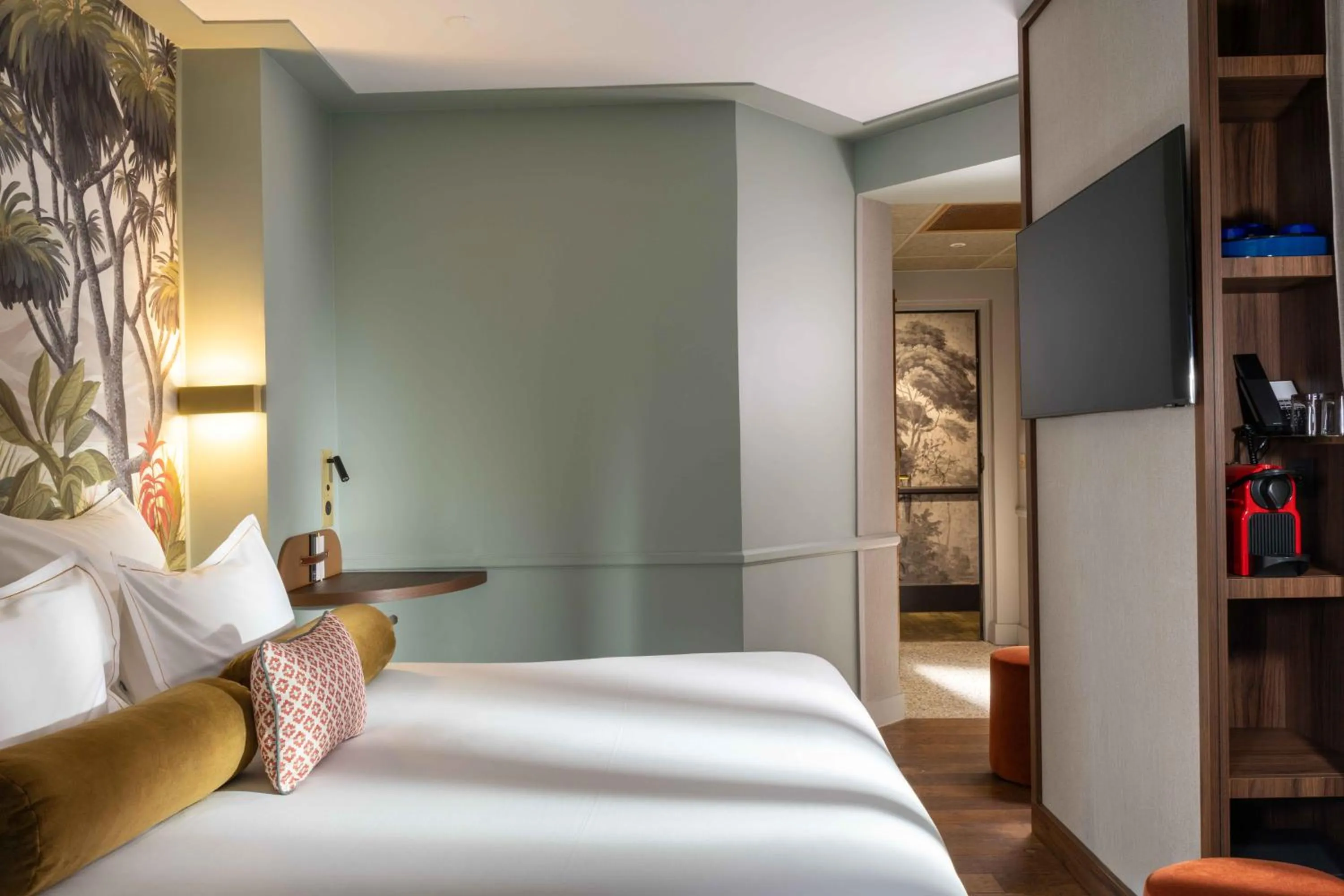 Bed in Les Jardins Du Luxembourg