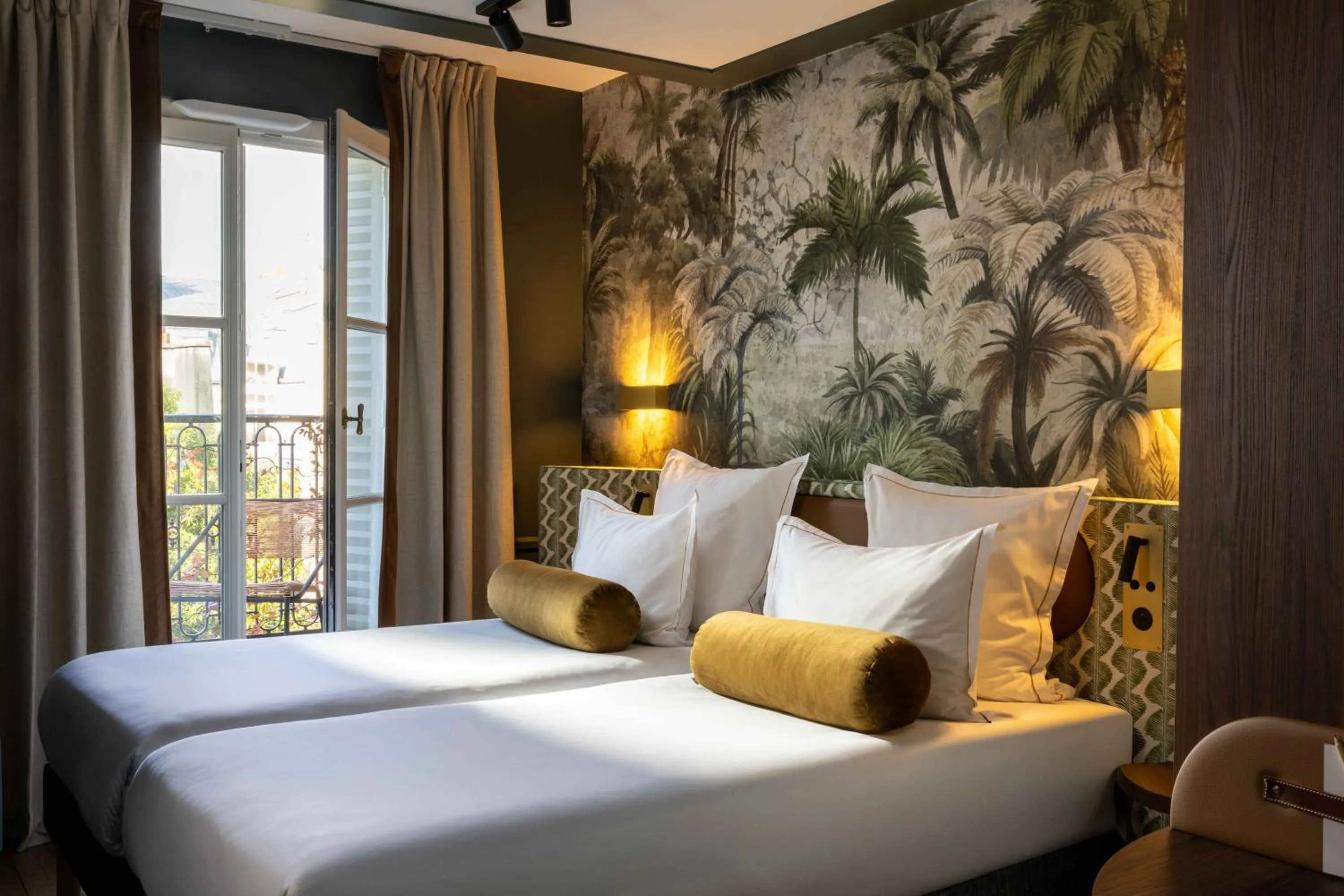 Bed in Les Jardins Du Luxembourg