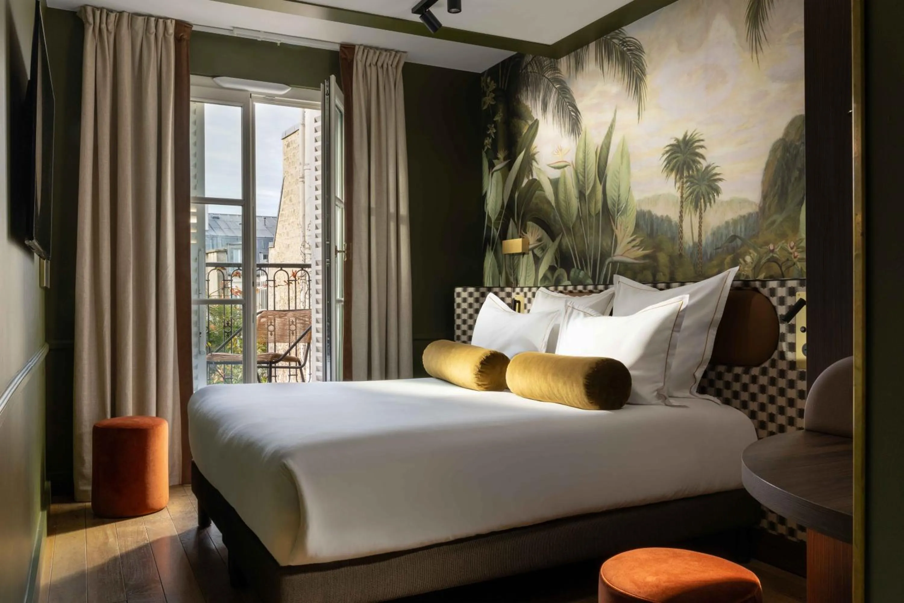 Bed in Les Jardins Du Luxembourg