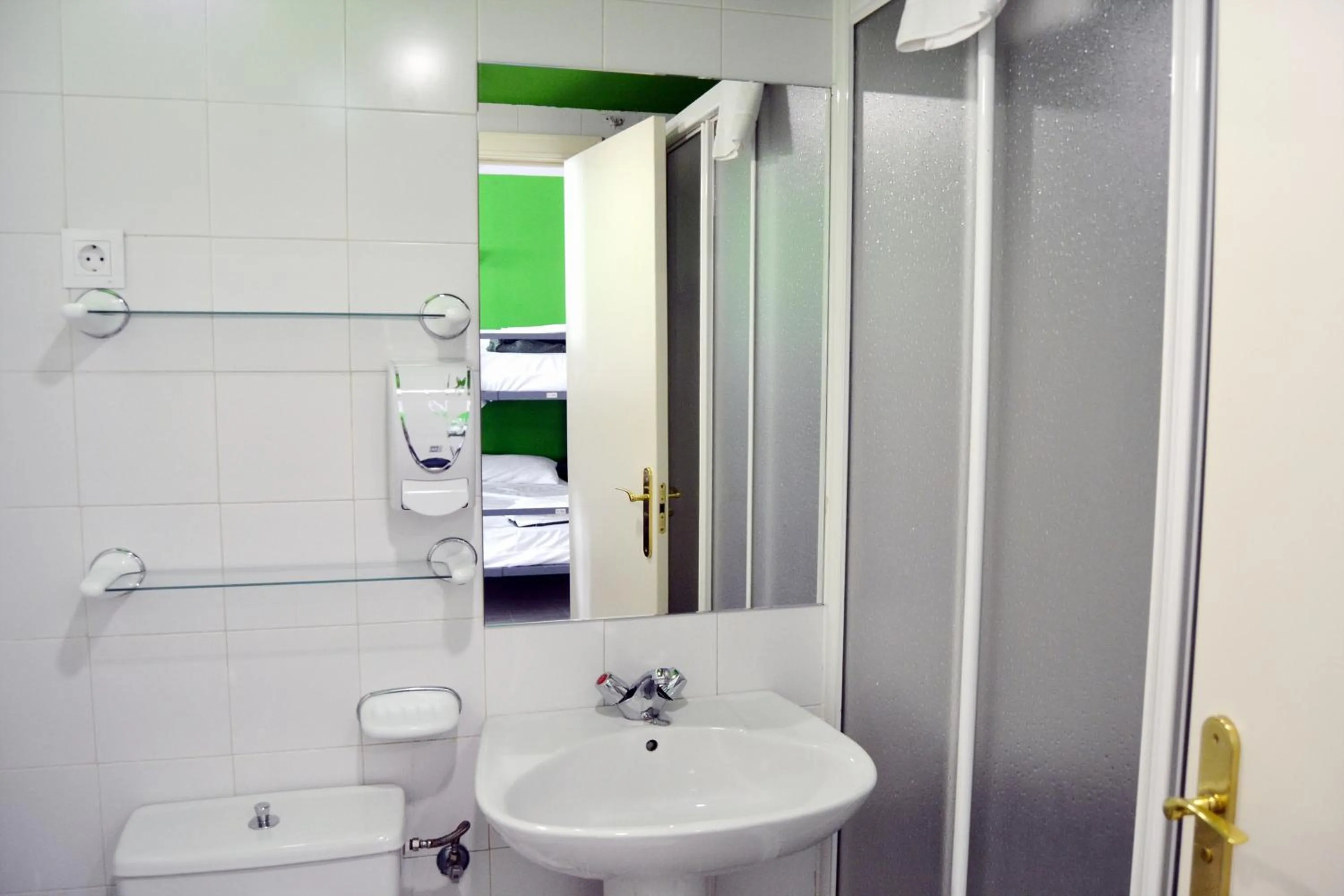 Shower in Motion Chueca Hostel