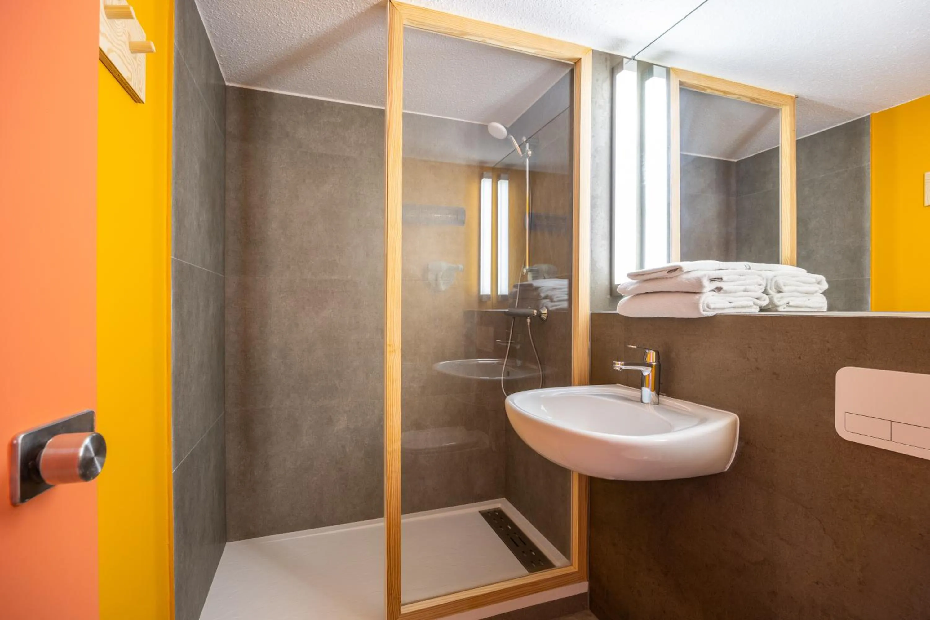 Shower in greet Brussels Airport Zaventem