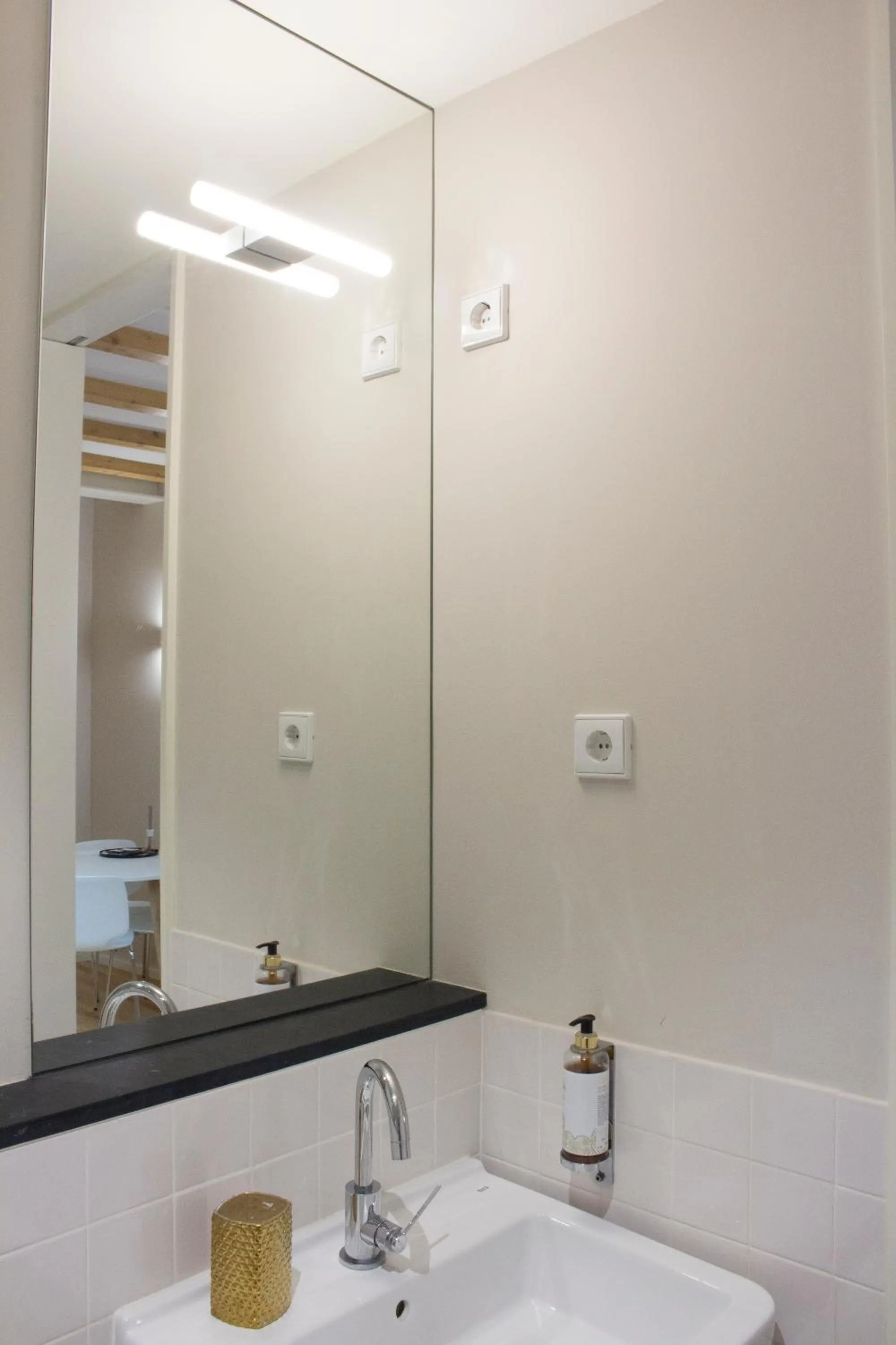 Bathroom in Oporto Trendy River