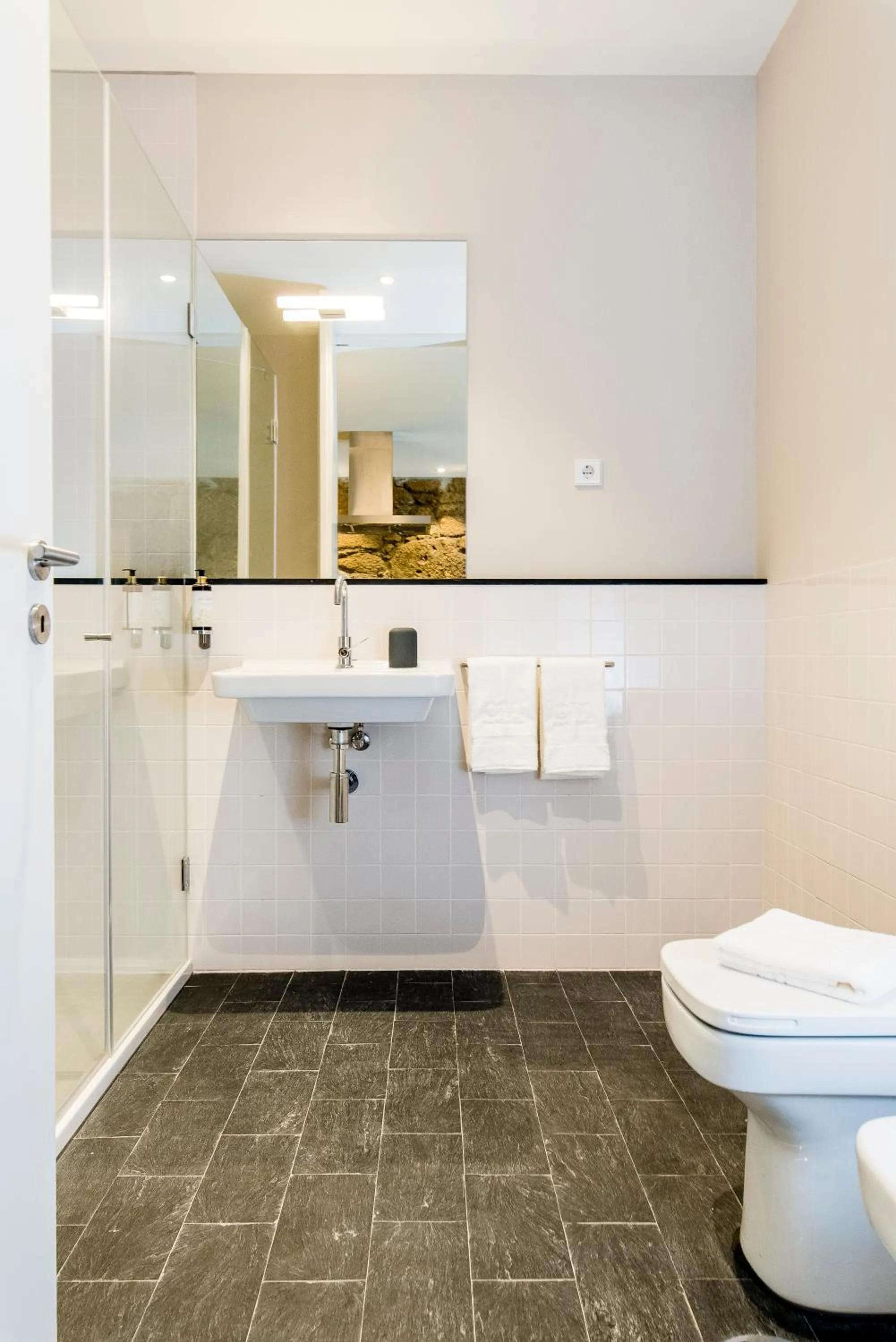 Bathroom in Oporto Trendy River