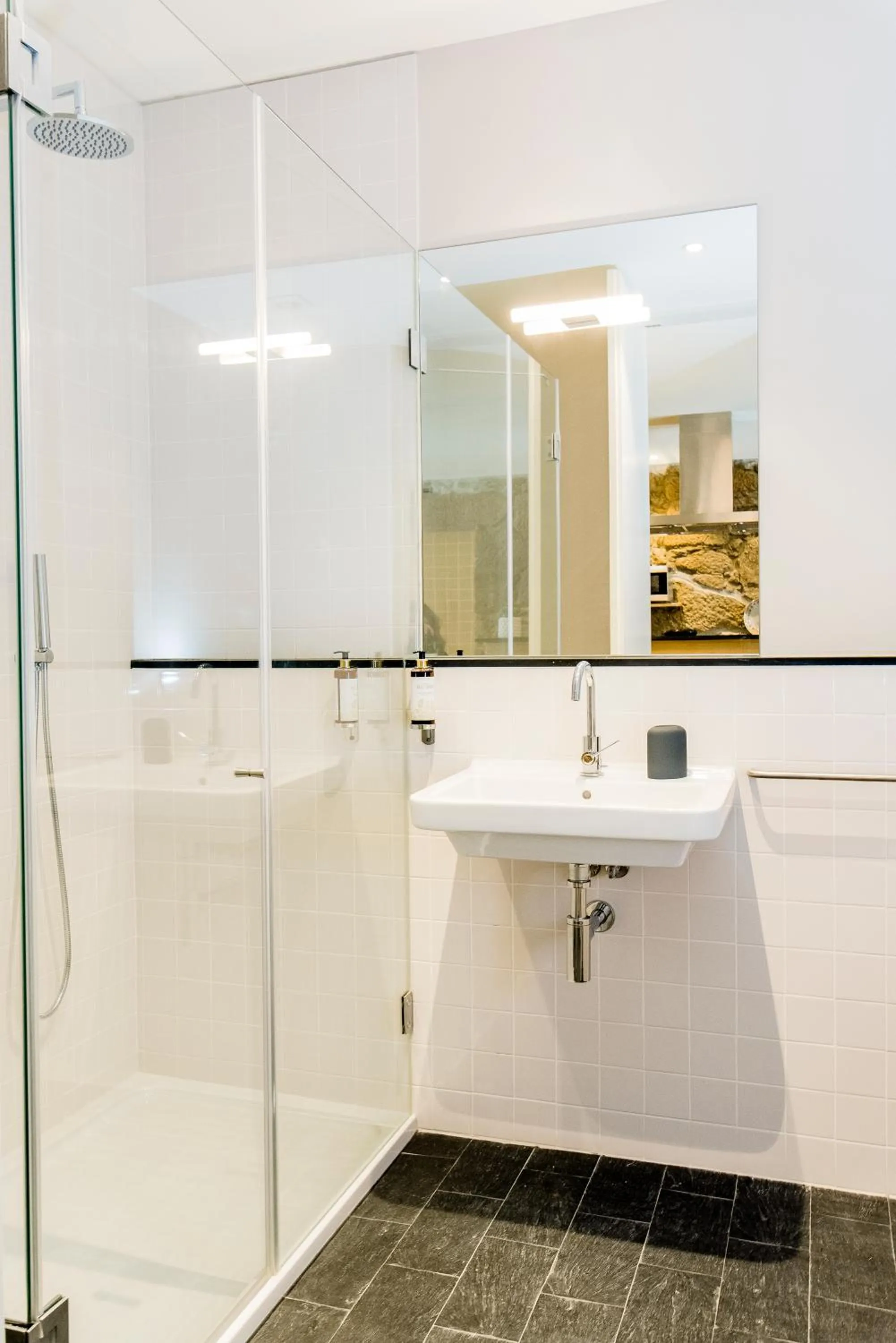 Bathroom in Oporto Trendy River