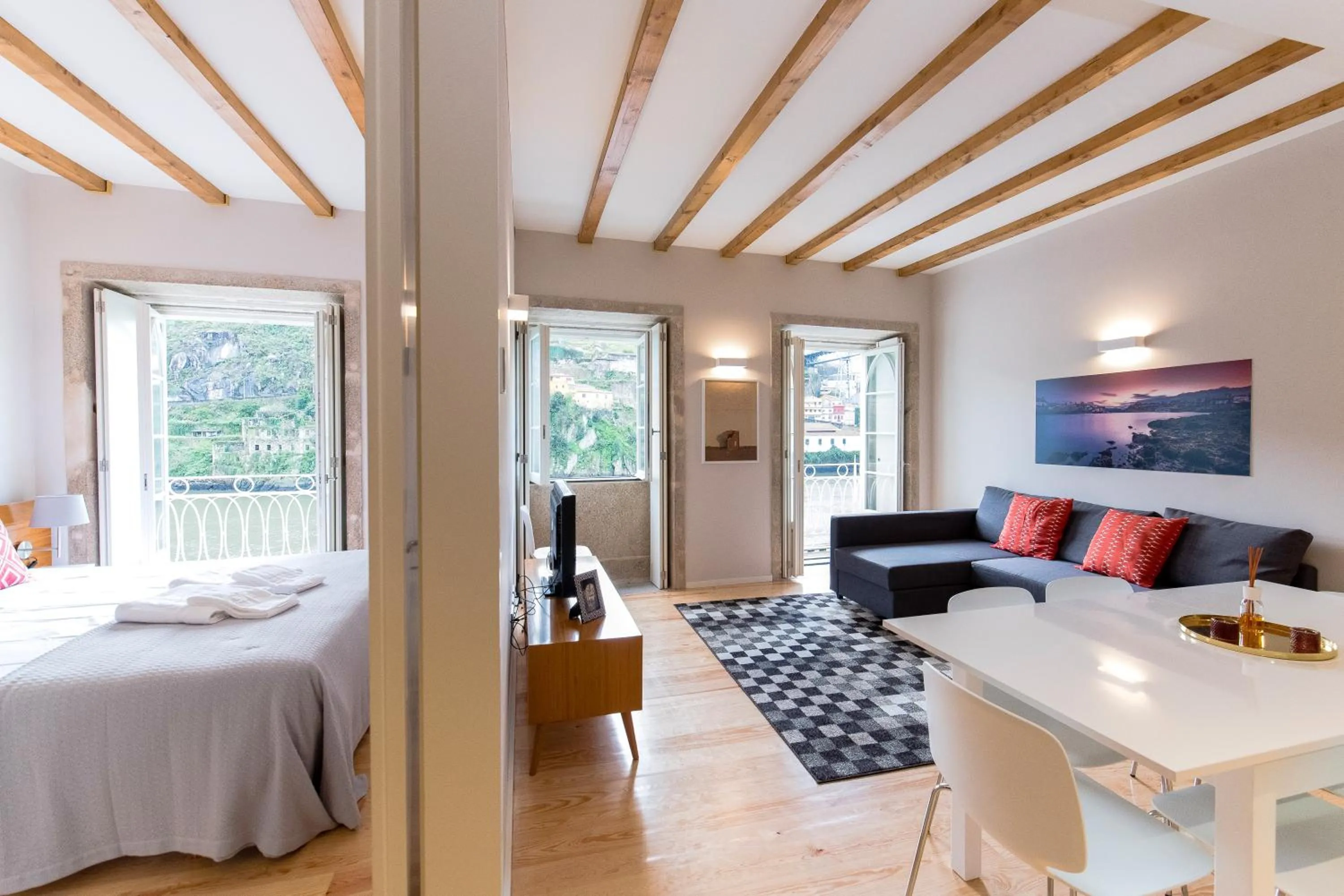 Photo of the whole room, Bed in Oporto Trendy River