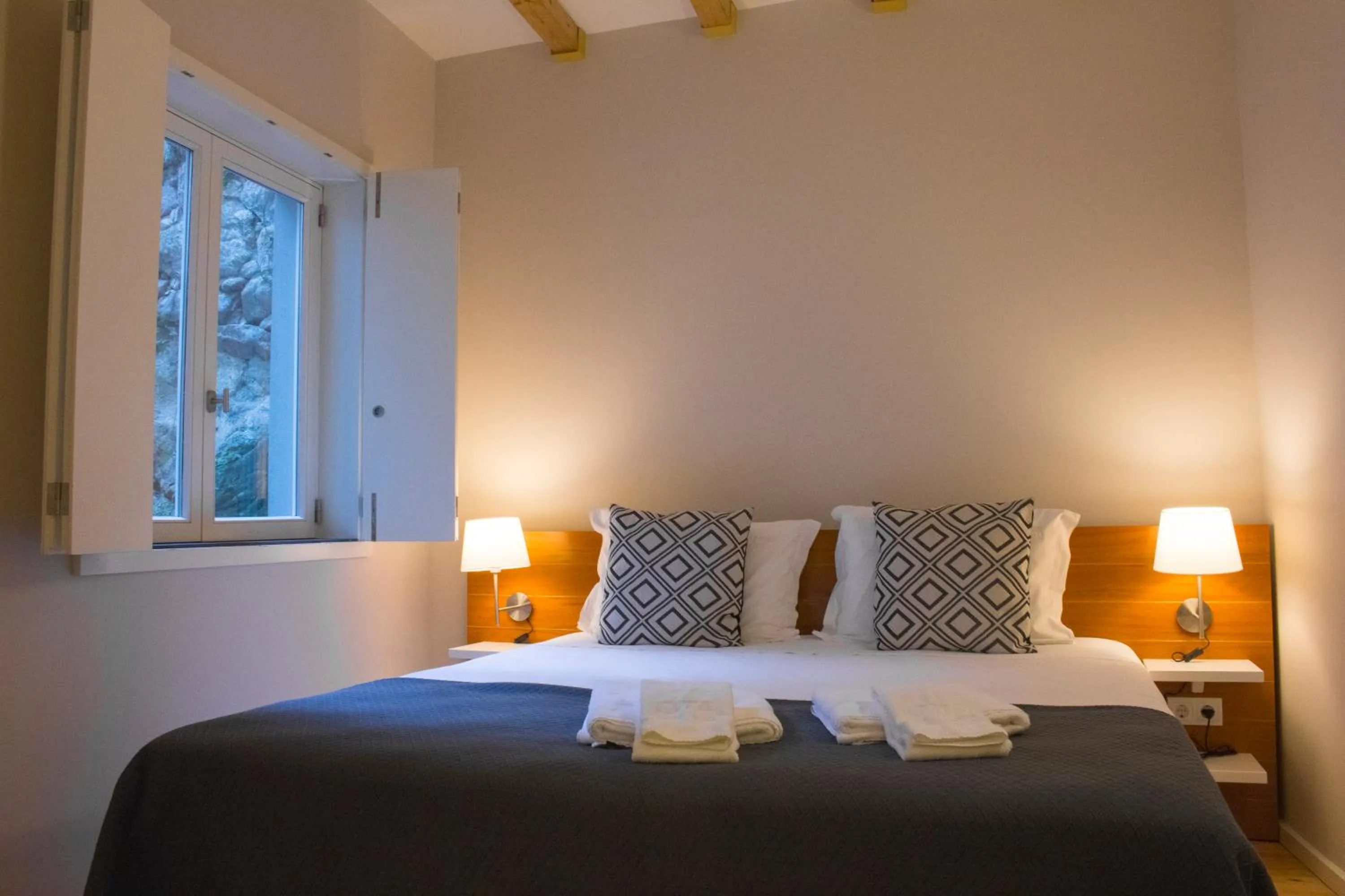 Bedroom, Bed in Oporto Trendy River