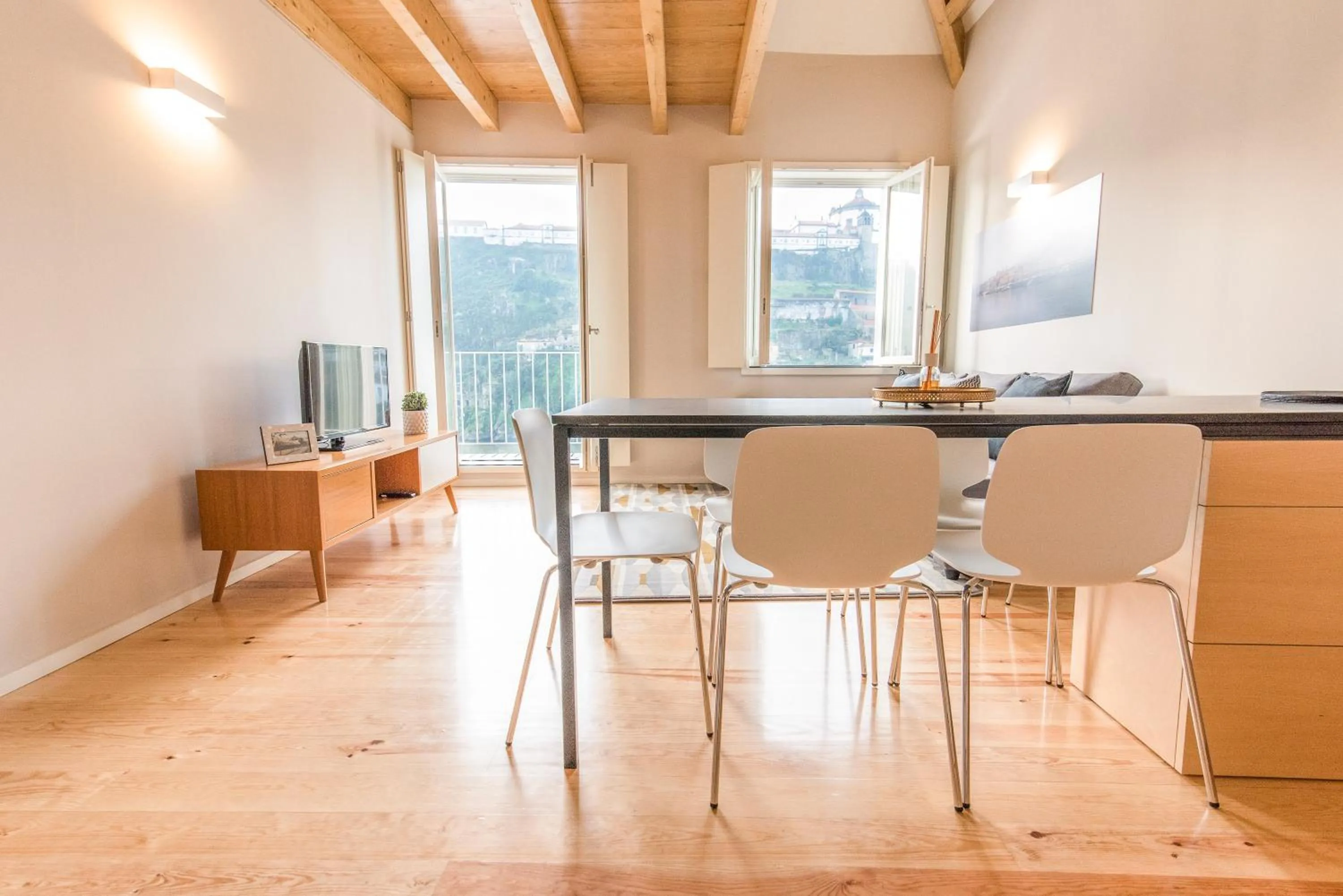 Dining area in Oporto Trendy River