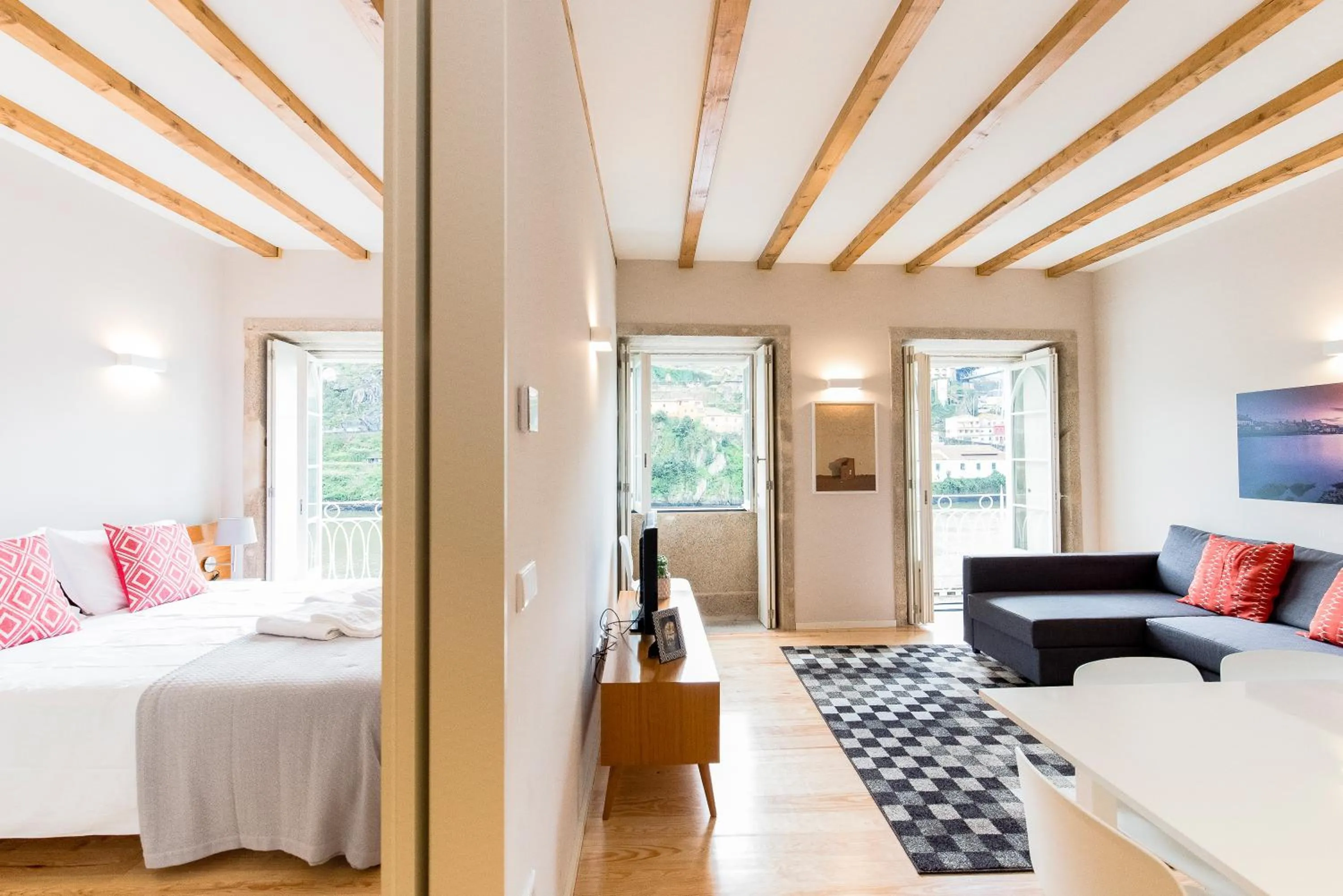 Photo of the whole room, Bed in Oporto Trendy River