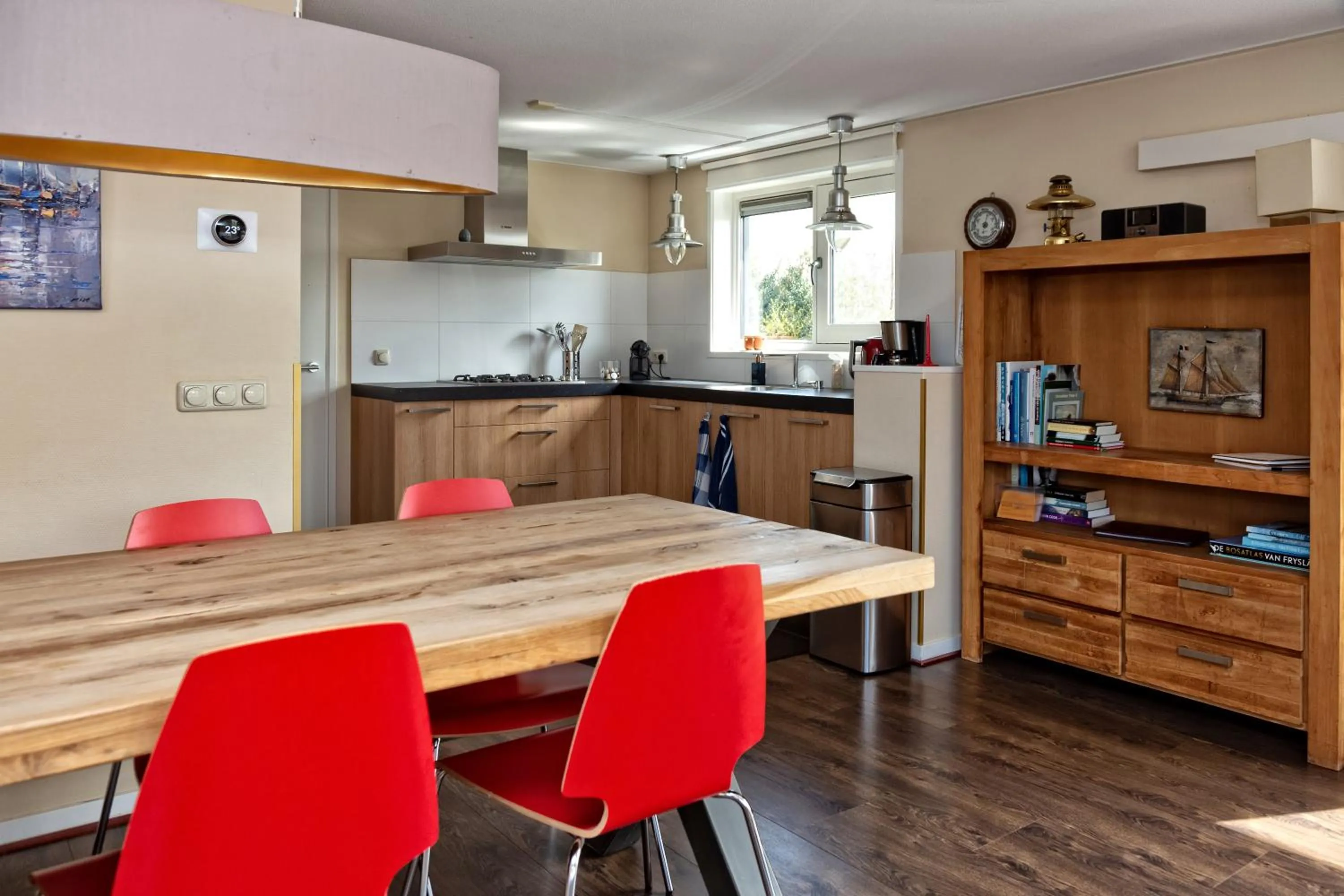 Kitchen or kitchenette in Woonboot Sweltsje