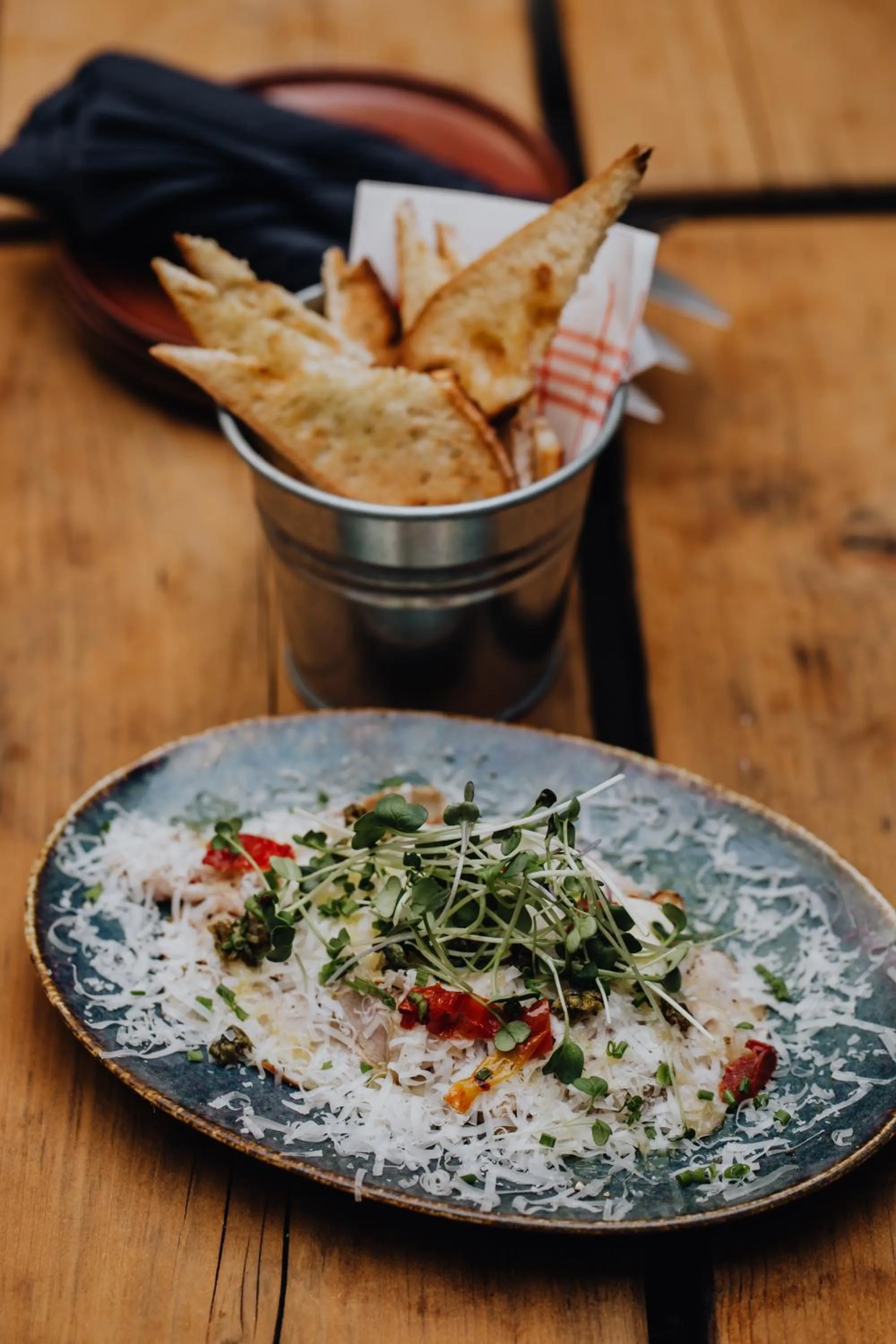 Restaurant/places to eat in Hotel Rose Red