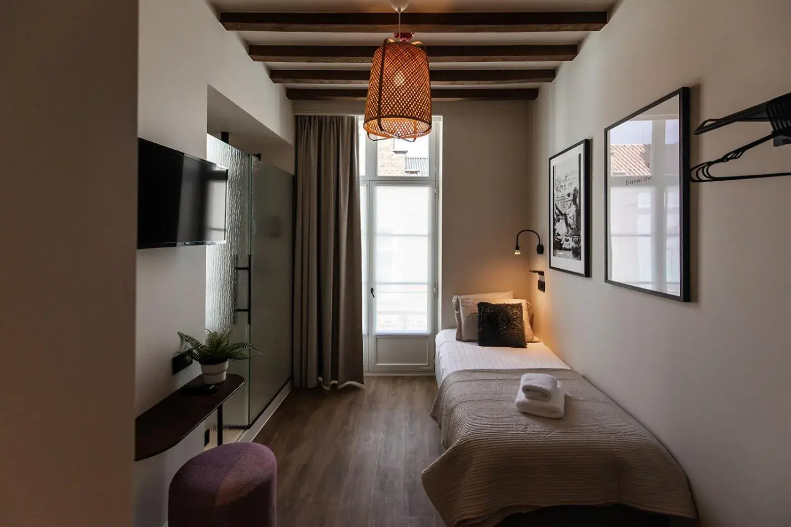 Single Room with Private Bathroom in Hotel Rose Red Single Room with Private Bathroom in Hotel Rose Red