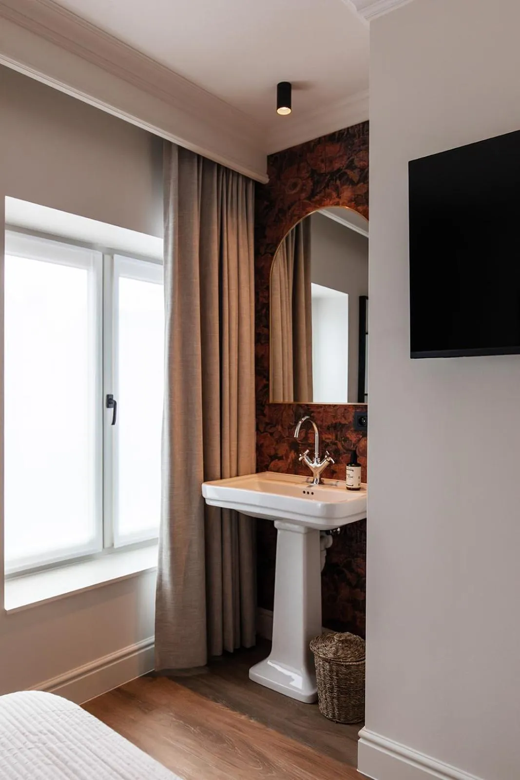 Bathroom, Bed in Hotel Rose Red