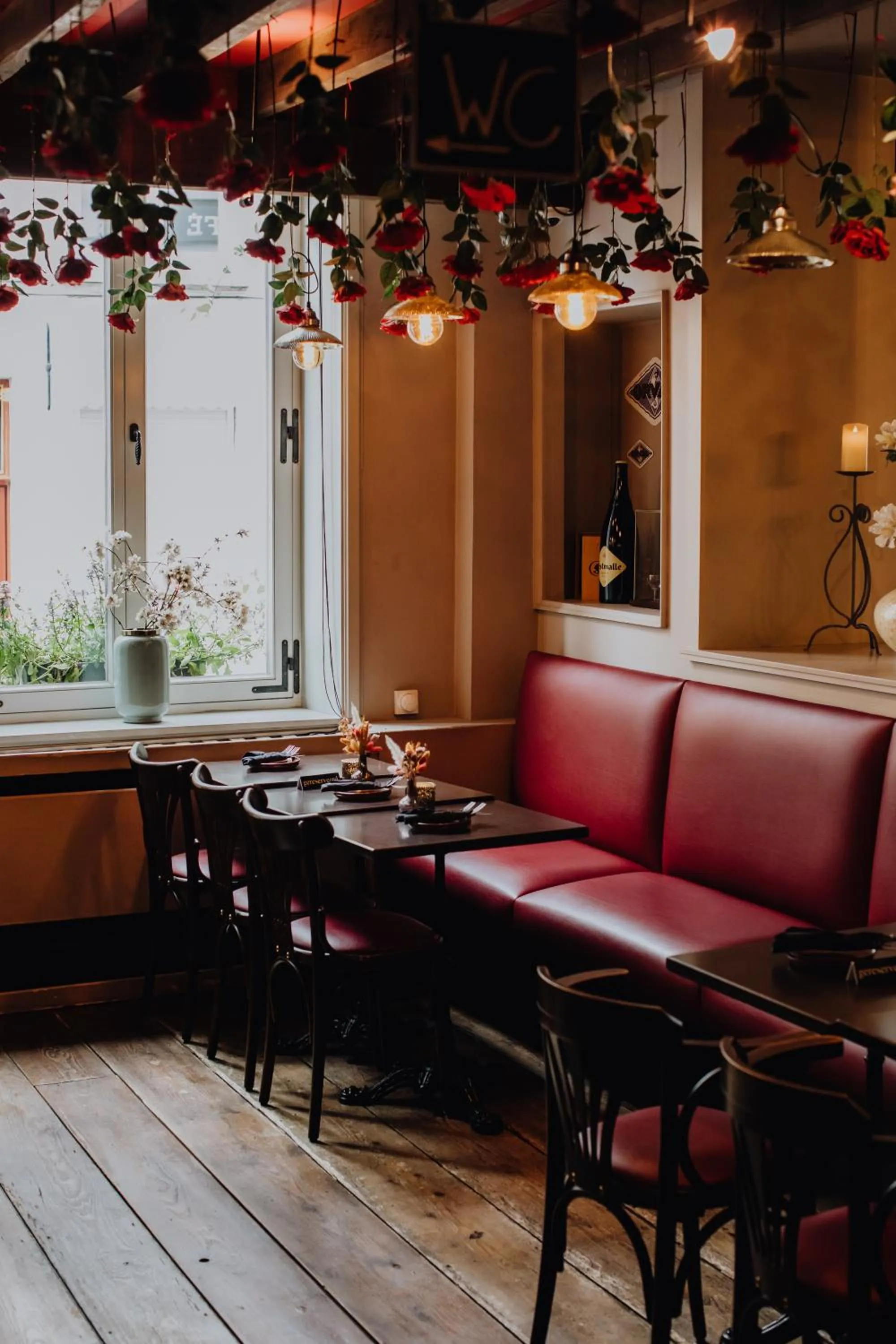 Seating area in Hotel Rose Red