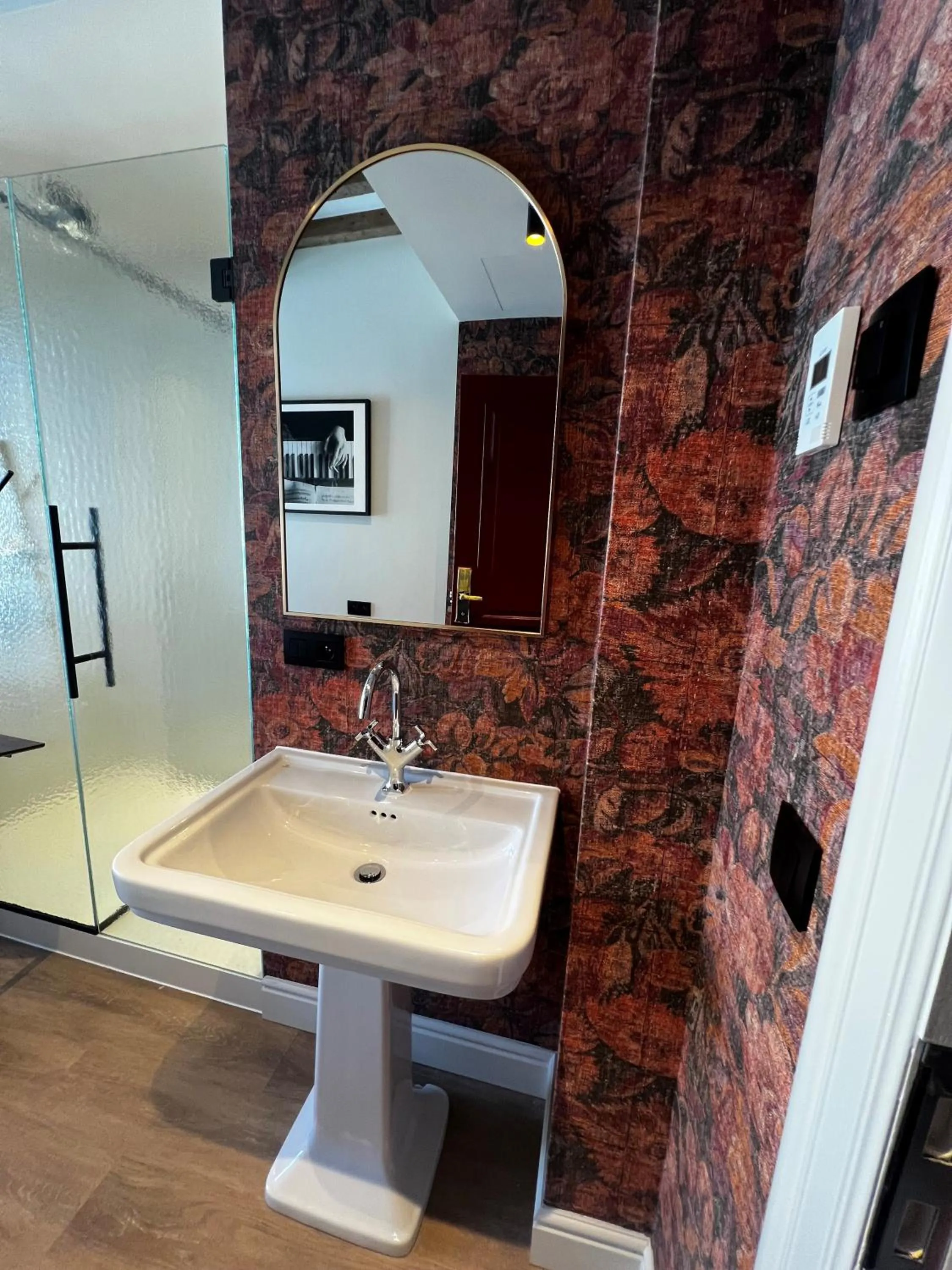 Single Room with Private Bathroom in Hotel Rose Red