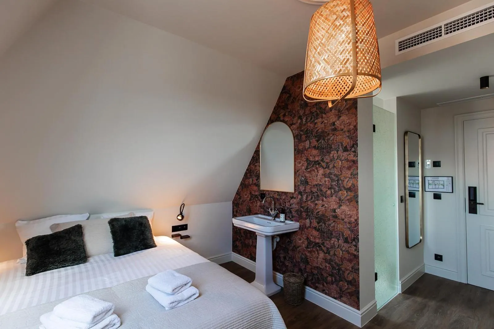 Bedroom, Bed in Hotel Rose Red