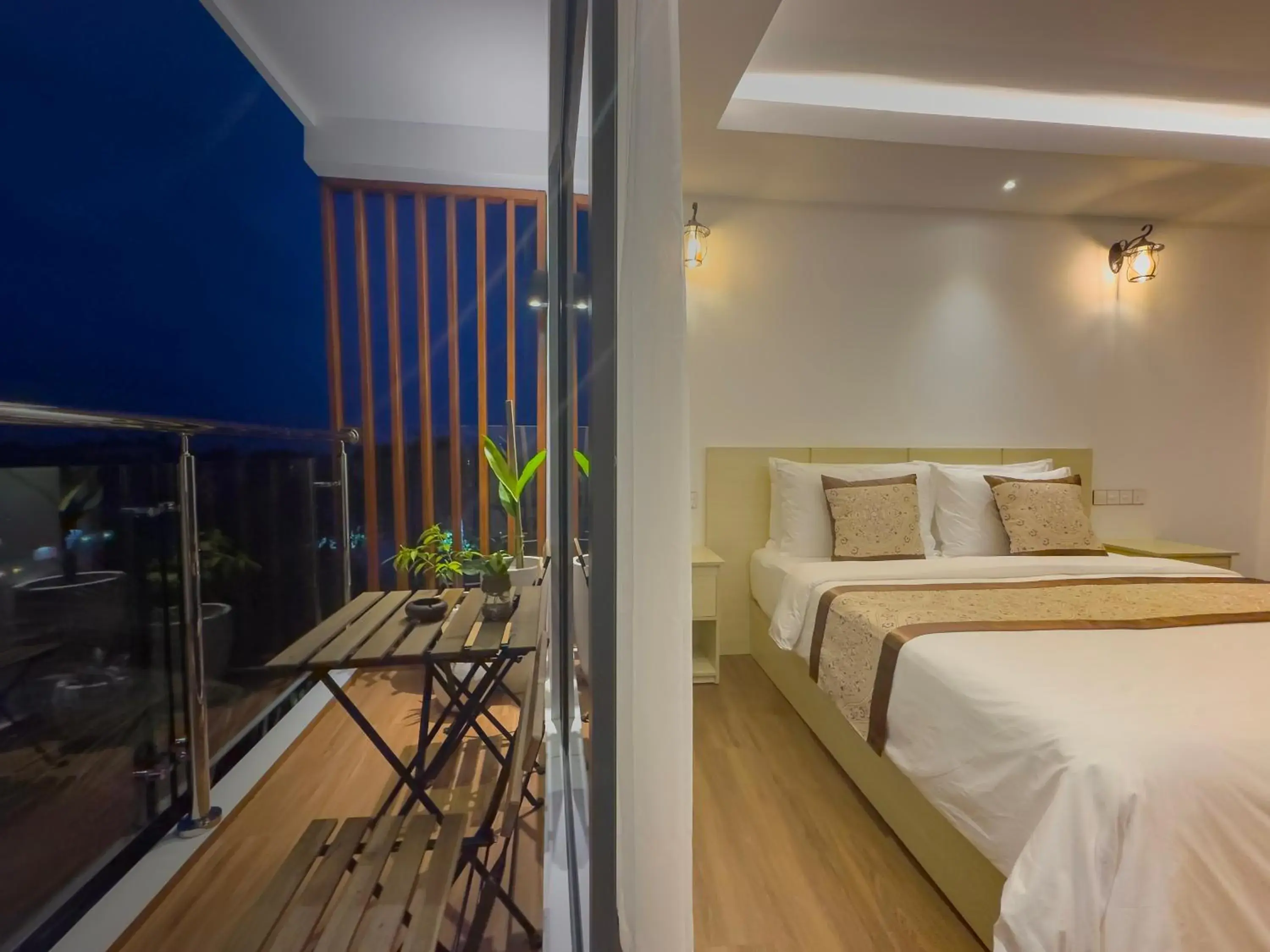 Deluxe Double or Twin Room with Balcony in Ithaa Inn Kamadhoo Deluxe Double or Twin Room with Balcony in Ithaa Inn Kamadhoo