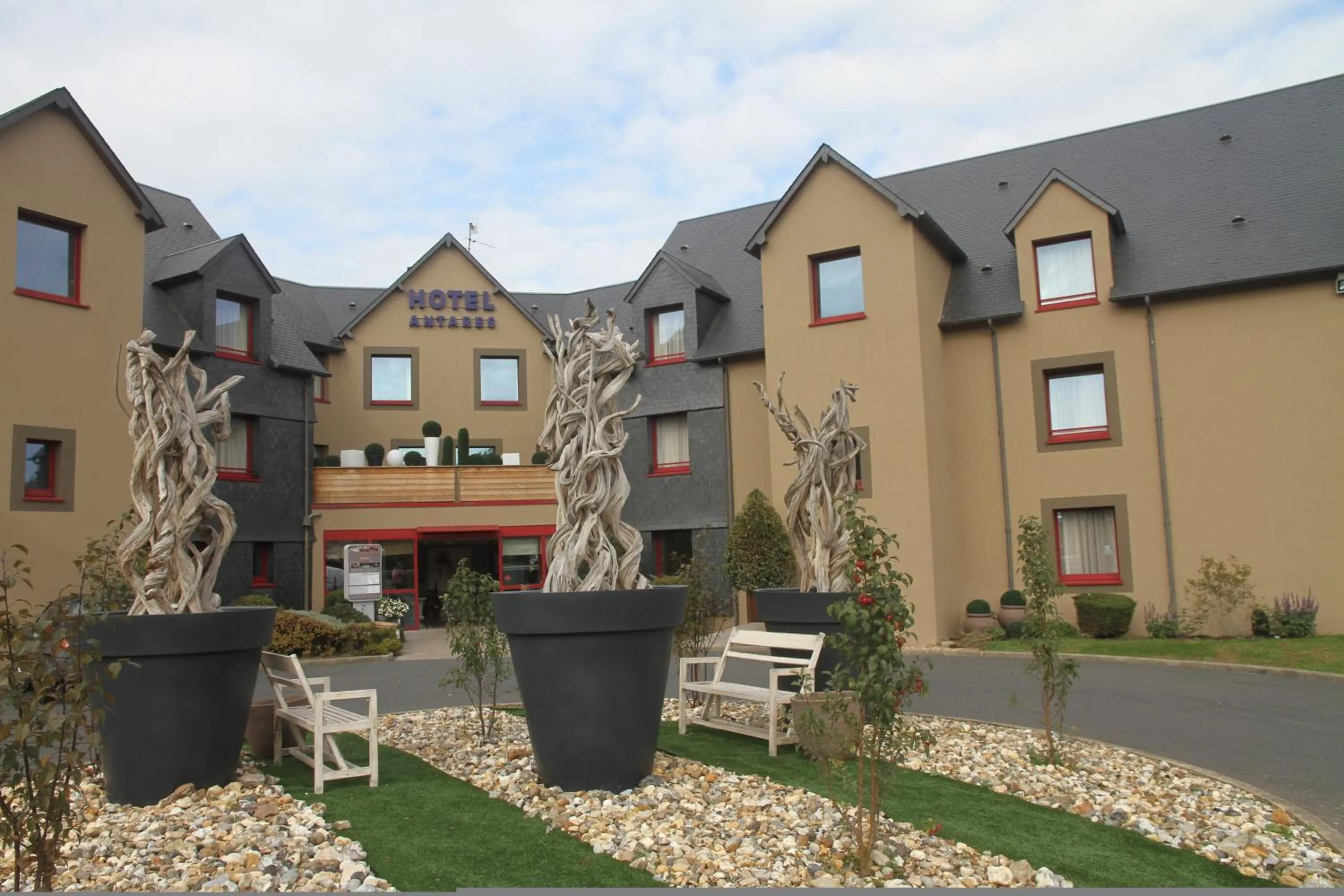 Facade/entrance in Hôtel Antares & Spa