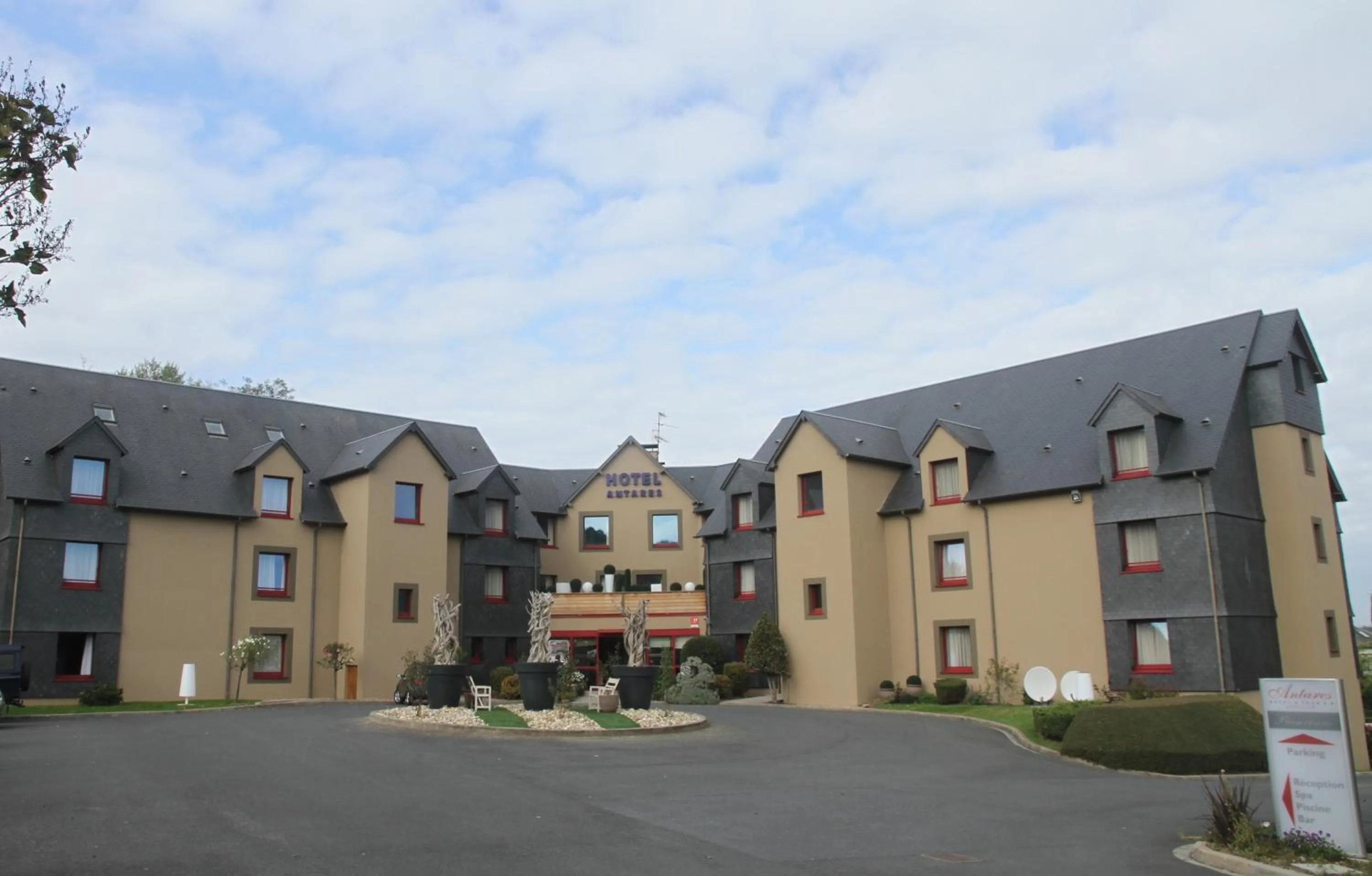 Facade/entrance in Hôtel Antares & Spa