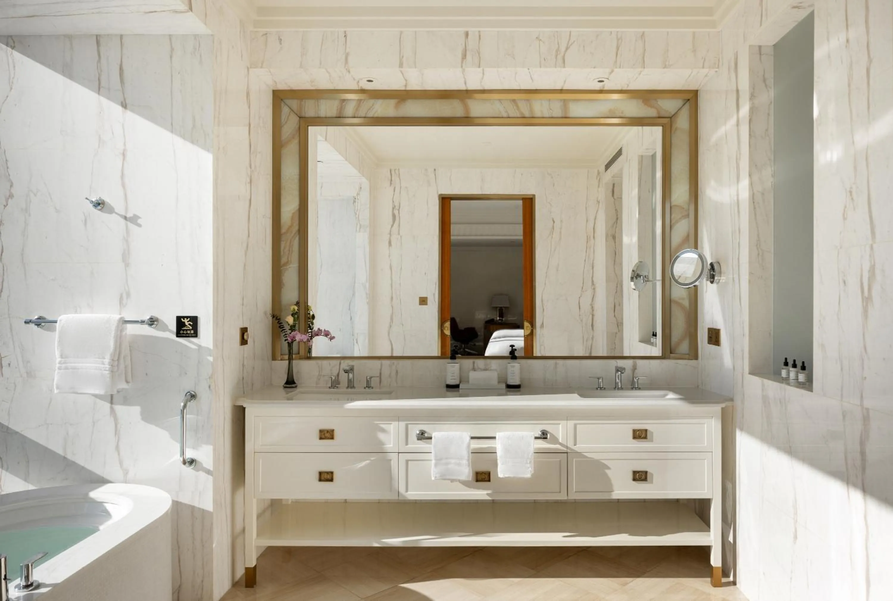 Shower in Four Seasons Hotel Tianjin