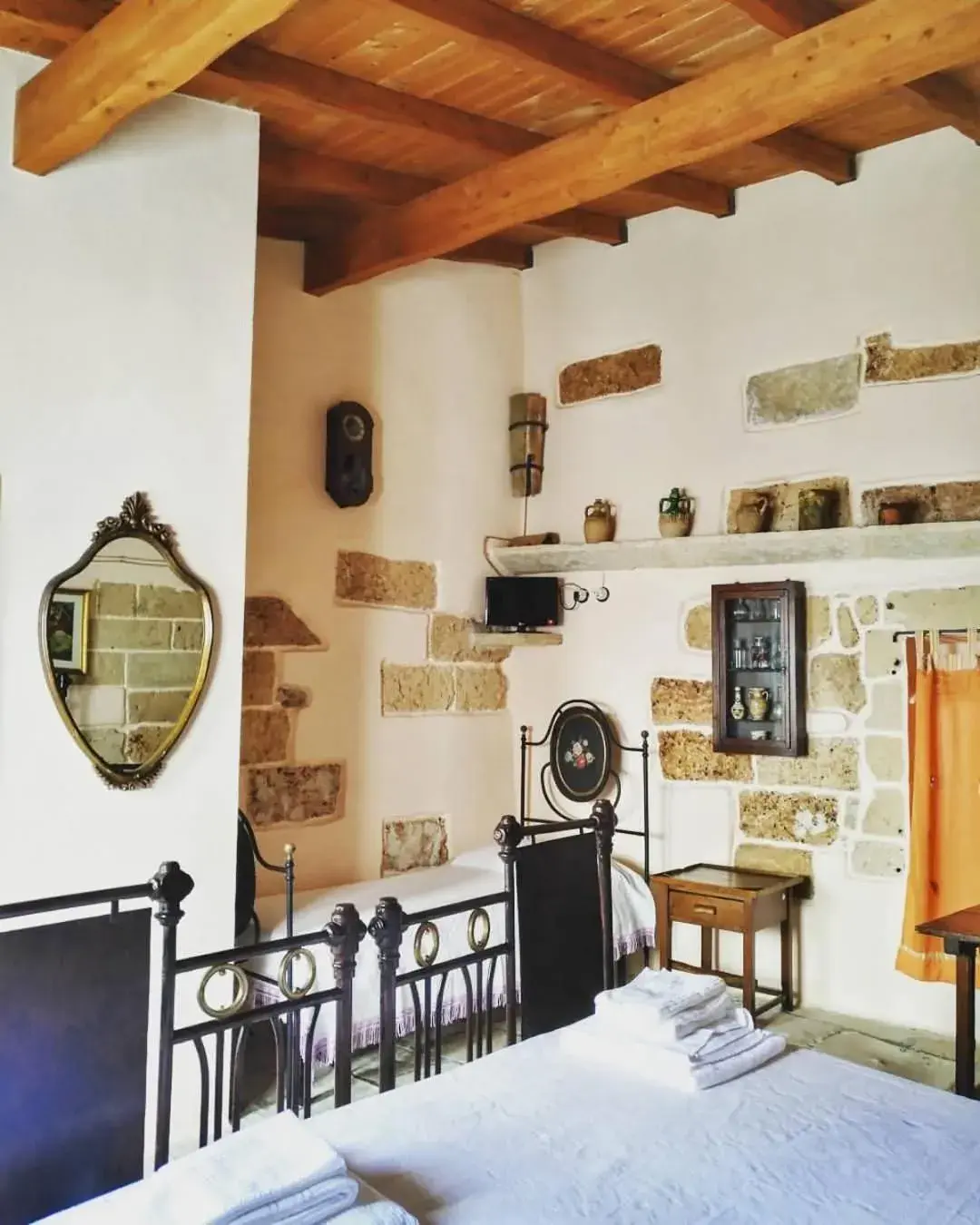 Triple Room with Private Bathroom - single occupancy in B&B Pergulea Triple Room with Private Bathroom - single occupancy in B&B Pergulea