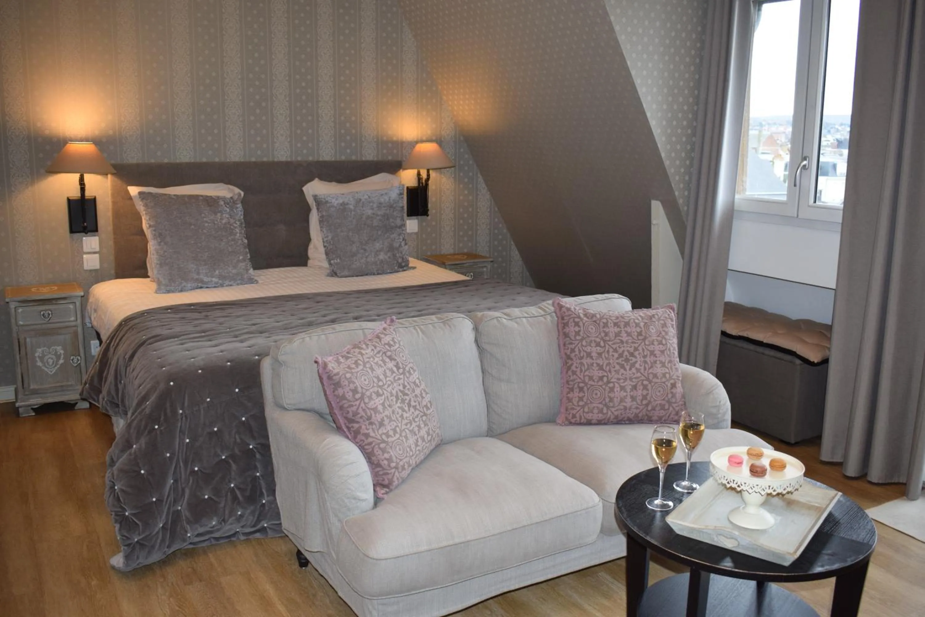 Photo of the whole room, Bed in Le Trophée Boutique Hôtel Spa- La Loggia Appart'hôtel