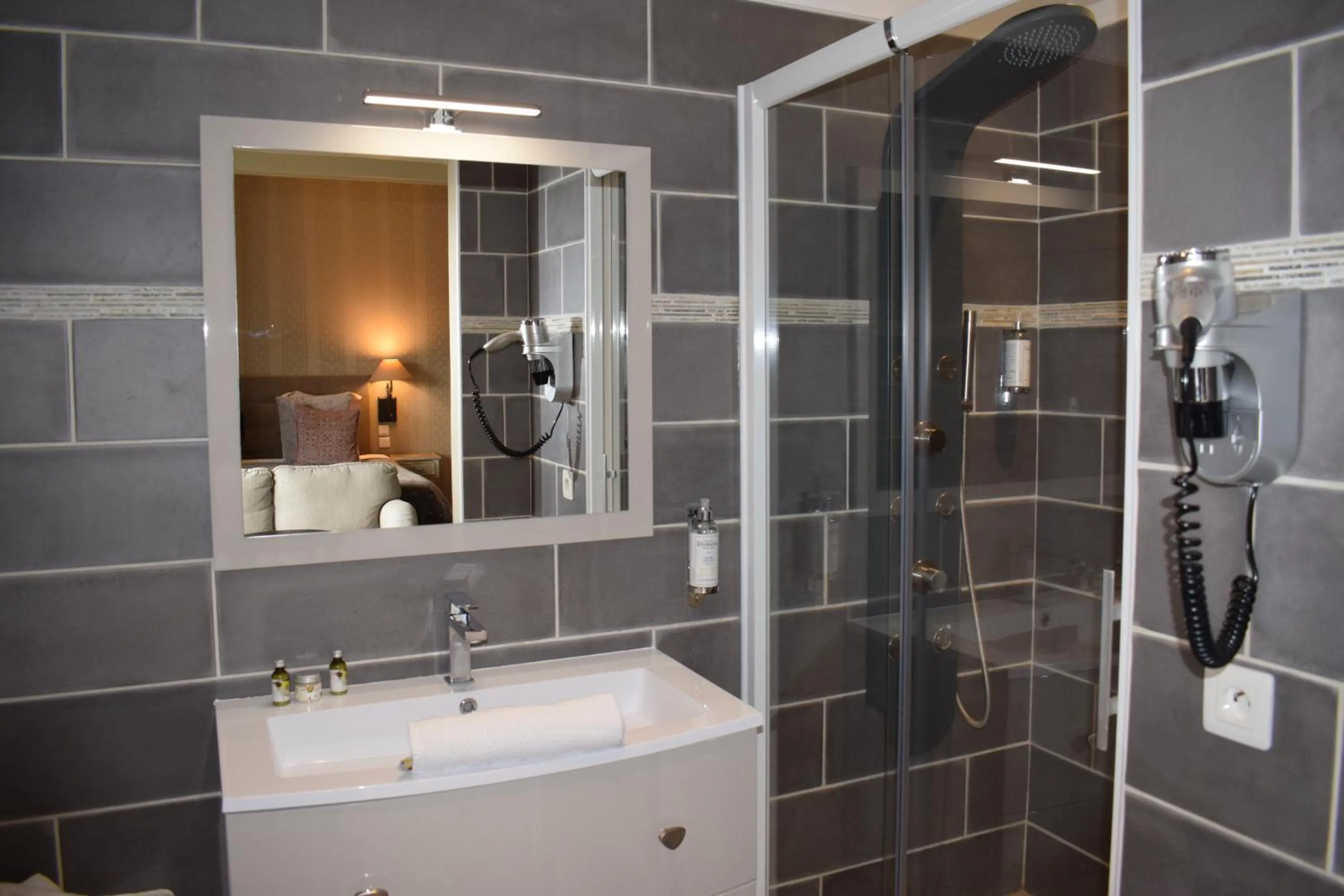 Bathroom in Le Trophée Boutique Hôtel Spa- La Loggia Appart'hôtel