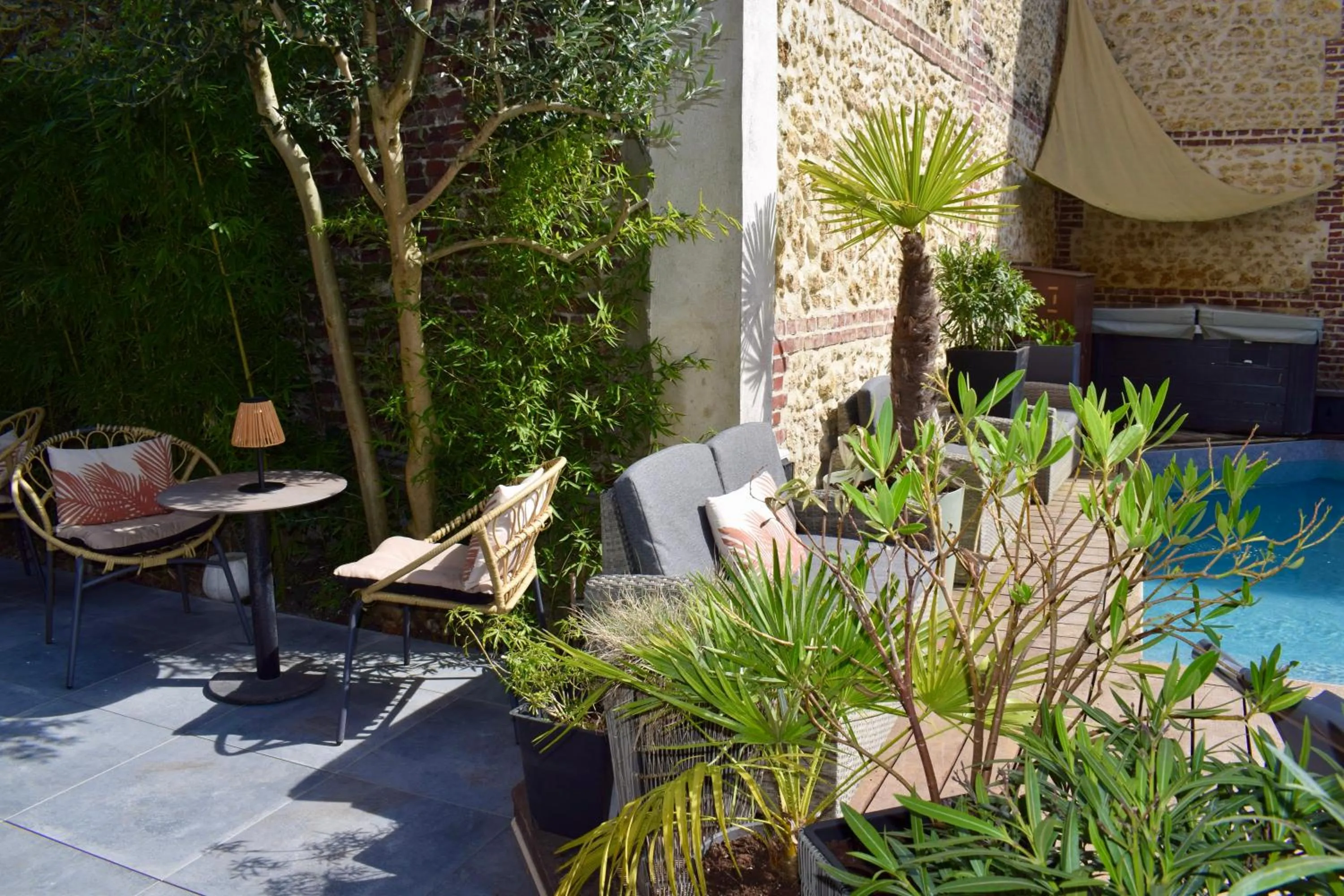 Patio in Le Trophée Boutique Hôtel Spa- La Loggia Appart'hôtel