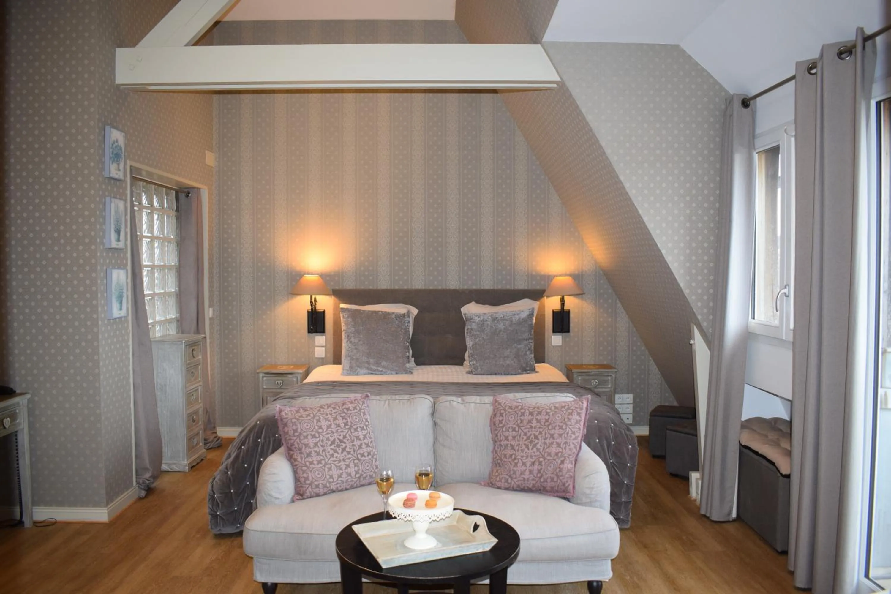 Photo of the whole room, Bed in Le Trophée Boutique Hôtel Spa- La Loggia Appart'hôtel