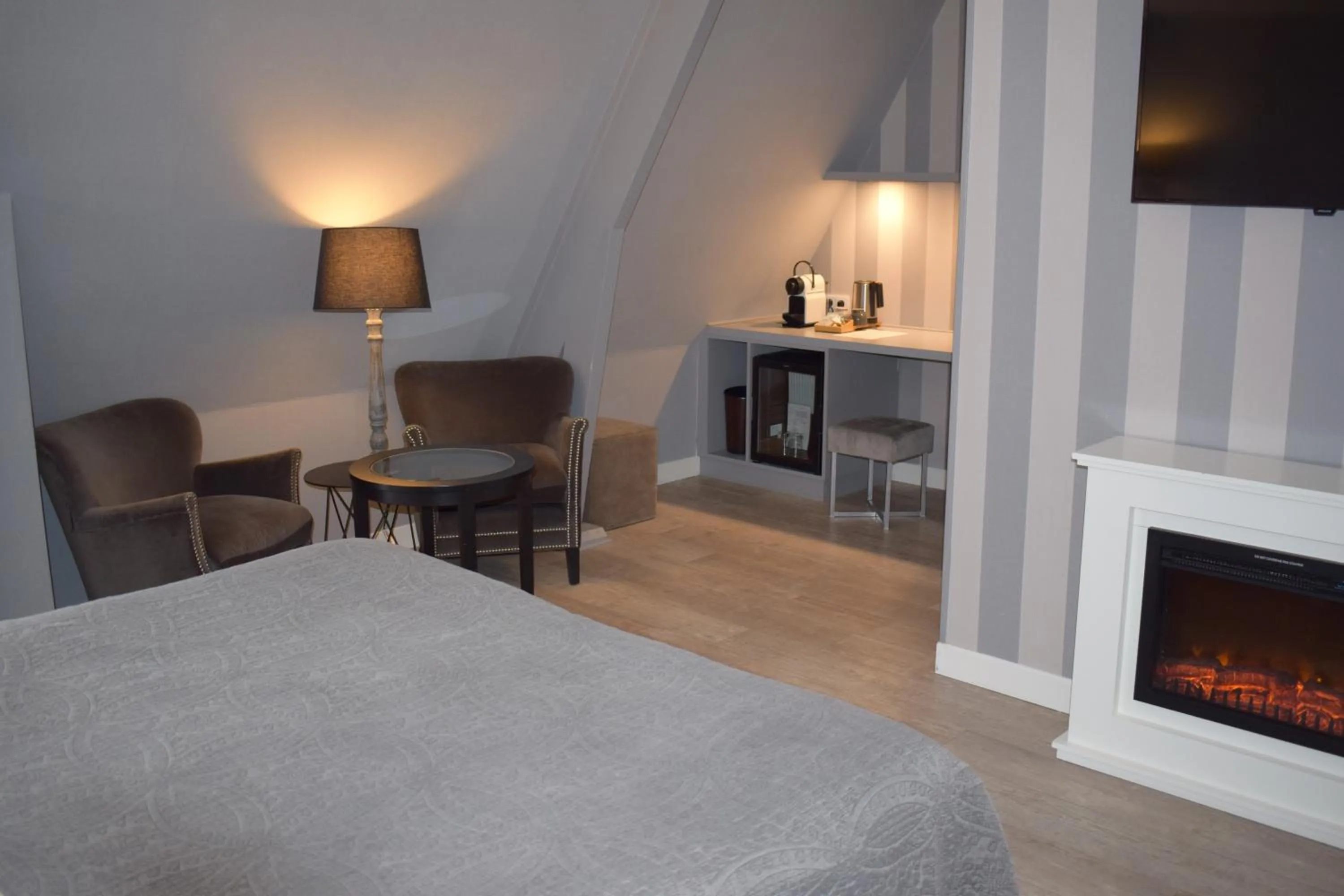 Living room, Bed in Le Trophée Boutique Hôtel Spa- La Loggia Appart'hôtel