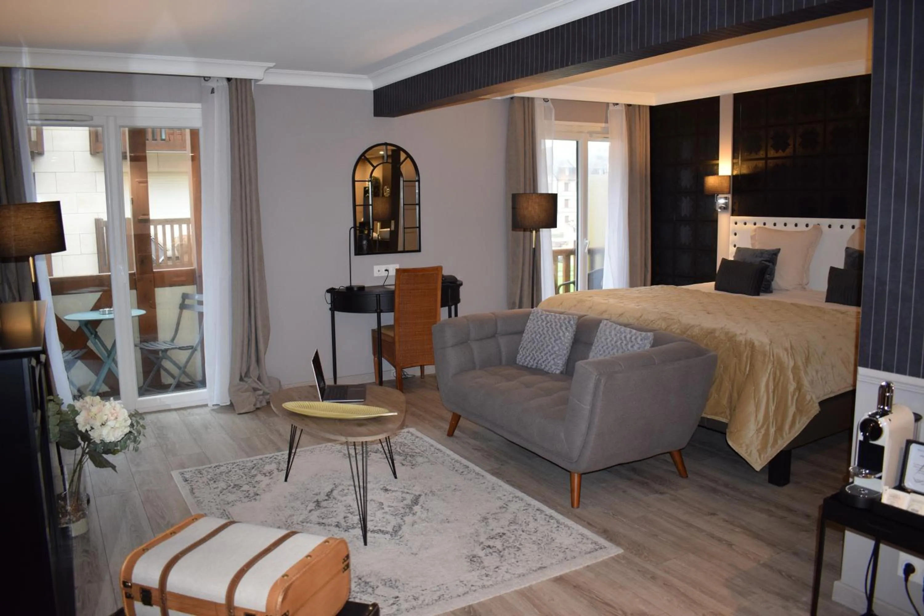 Photo of the whole room, Bed in Le Trophée Boutique Hôtel Spa- La Loggia Appart'hôtel