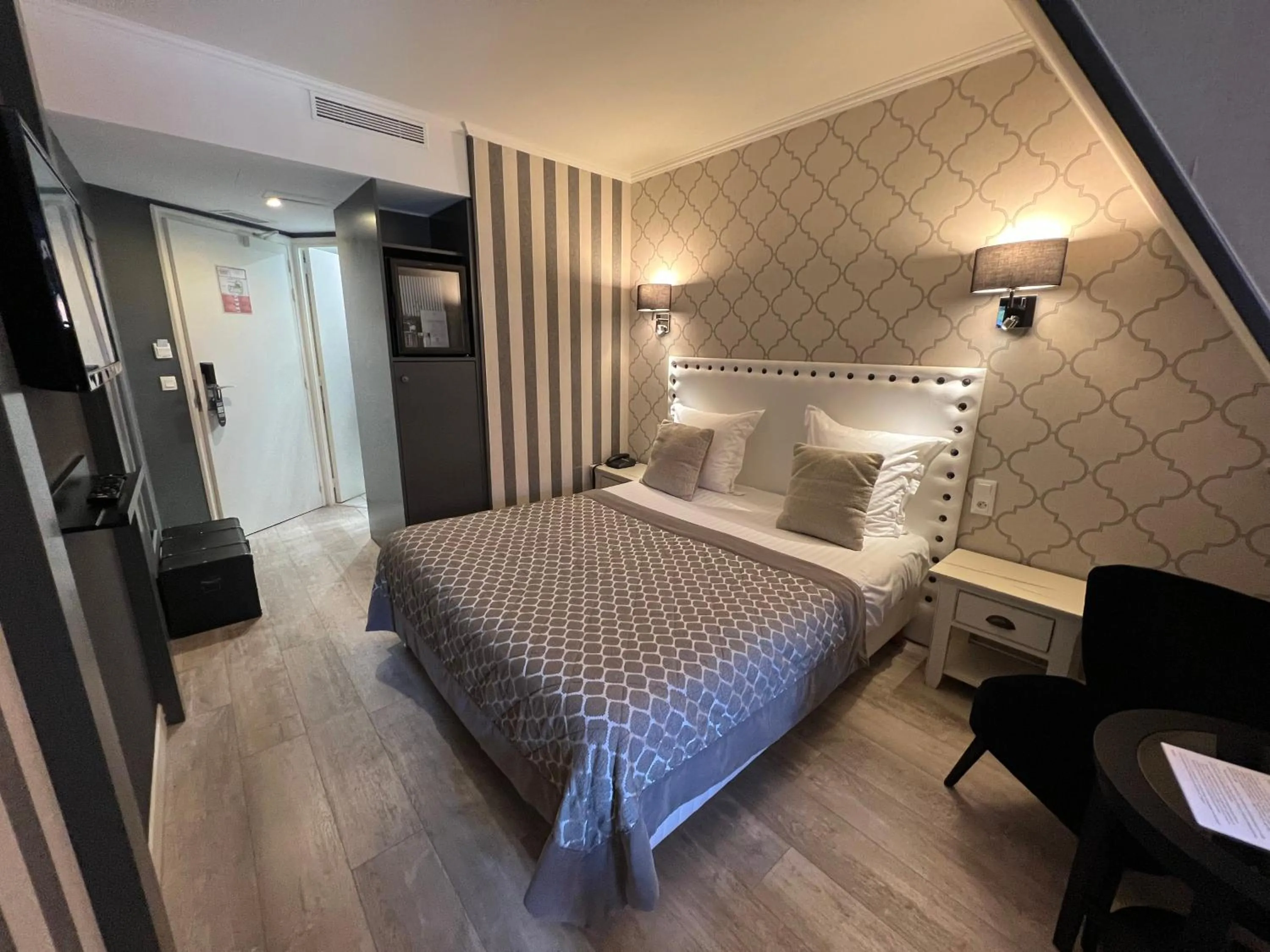 Bedroom, Bed in Le Trophée Boutique Hôtel Spa- La Loggia Appart'hôtel