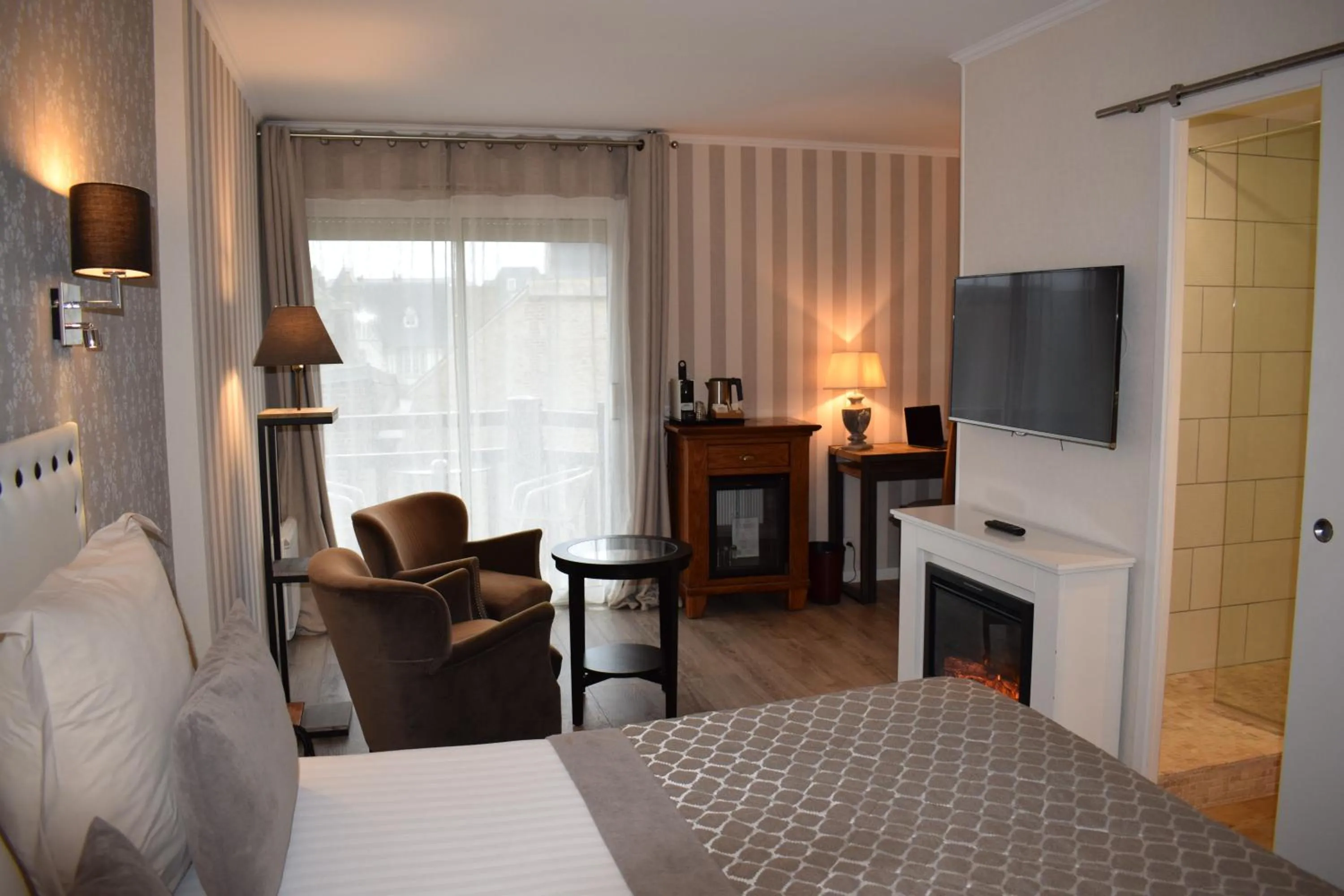 Photo of the whole room, Bed in Le Trophée Boutique Hôtel Spa- La Loggia Appart'hôtel