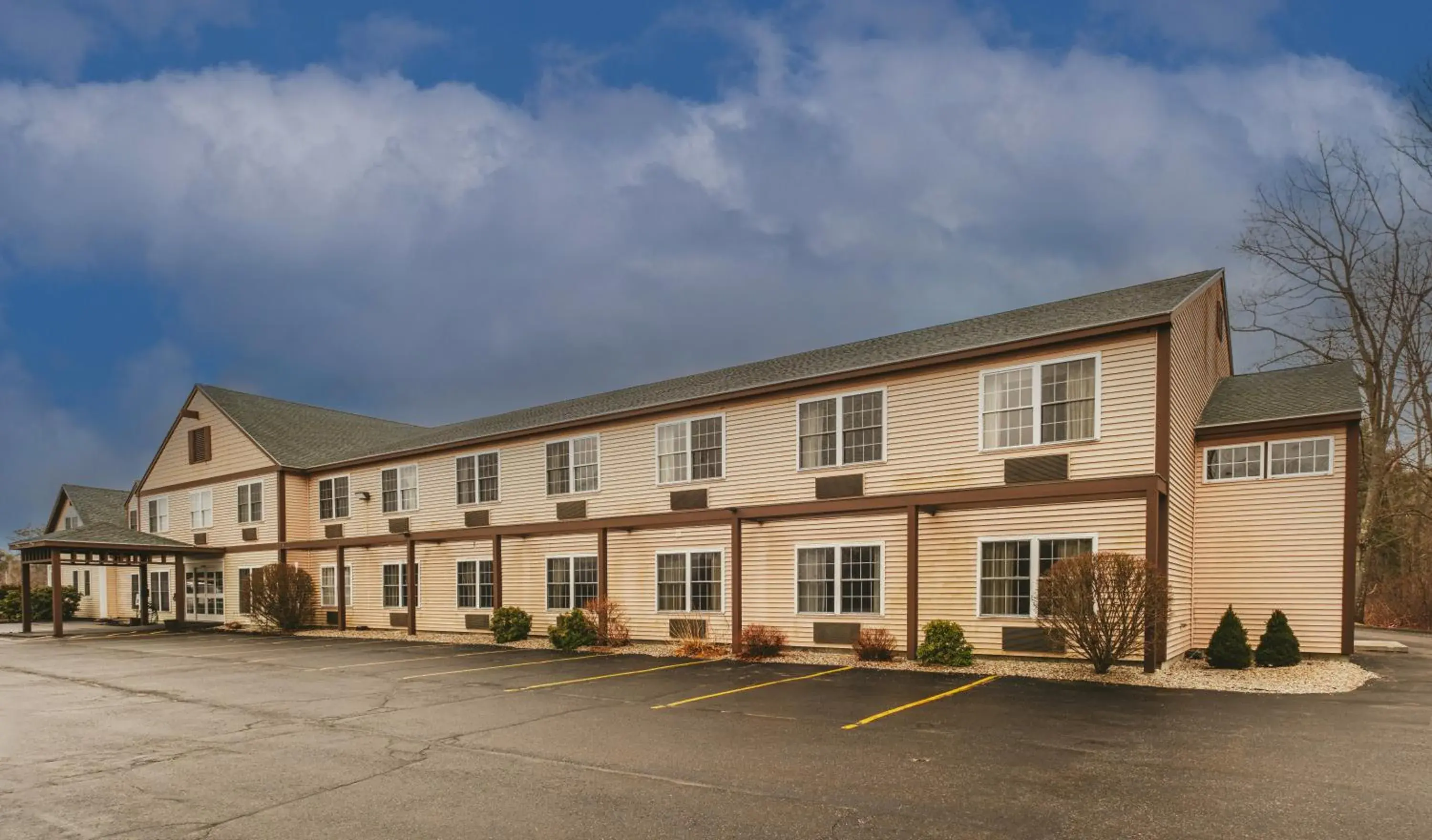 Property building in Casco Bay Inn Property building in Casco Bay Inn