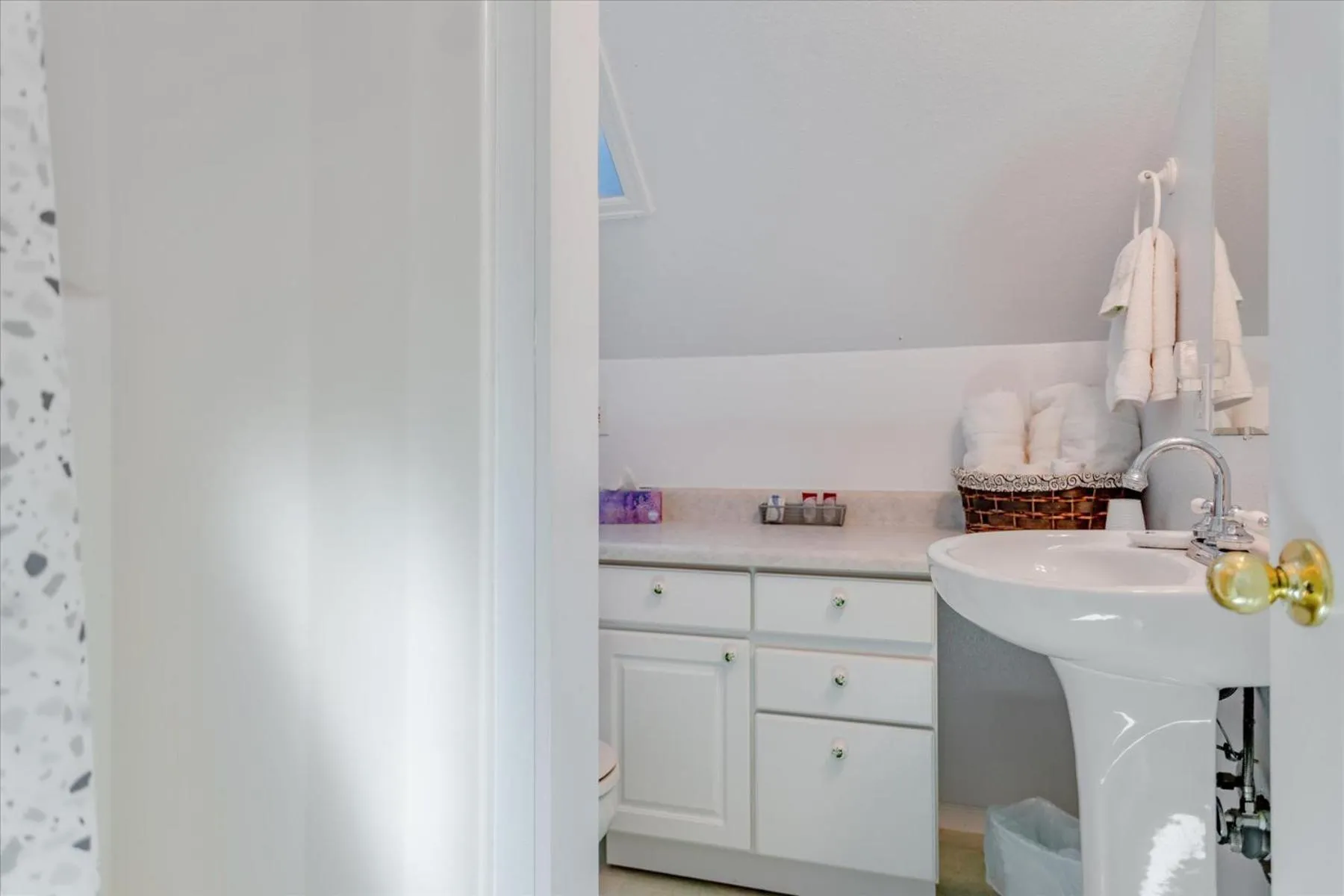 Bathroom in The Silk Pincushion