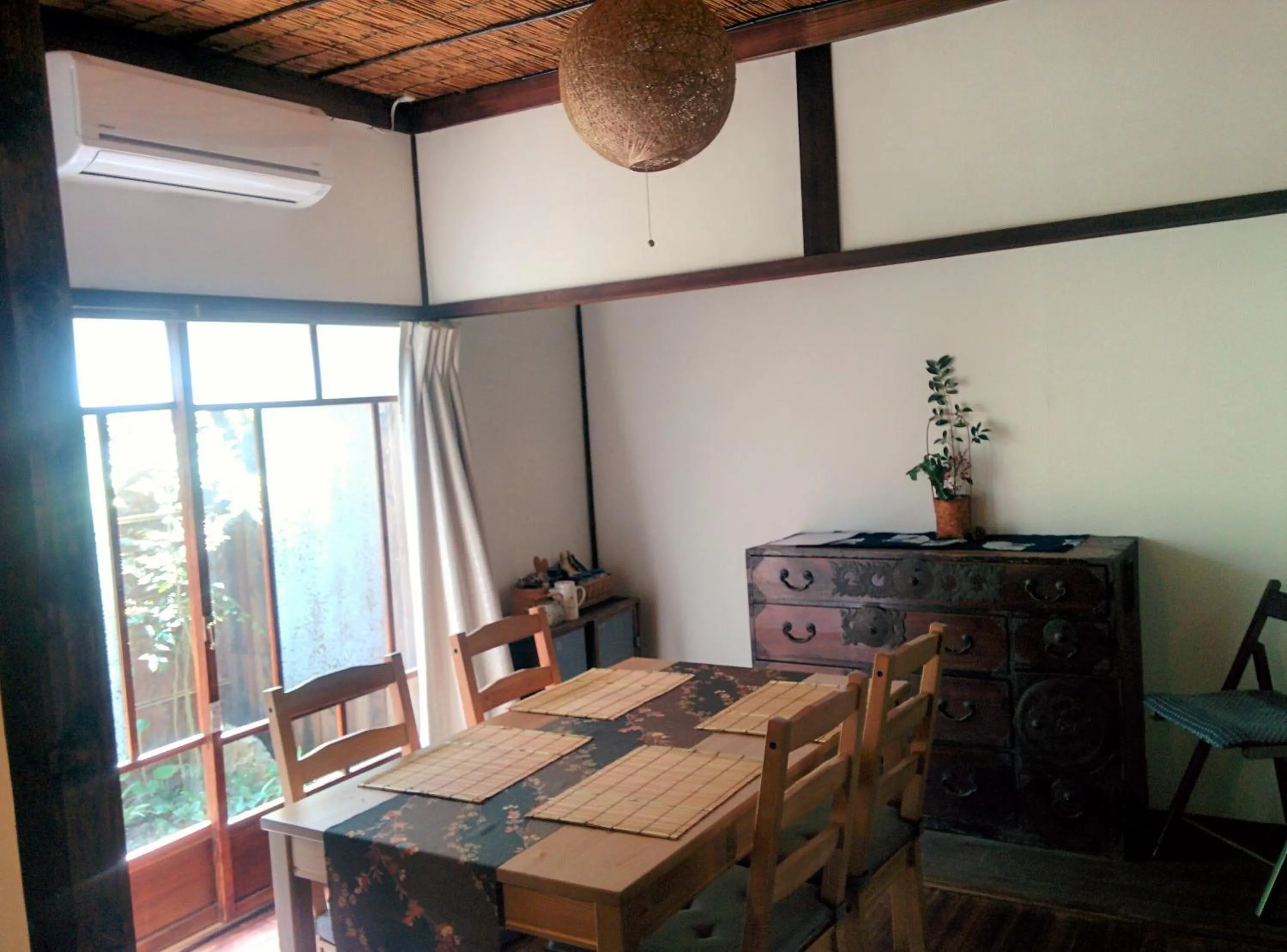 Dining area in Murasakino Guesthouse