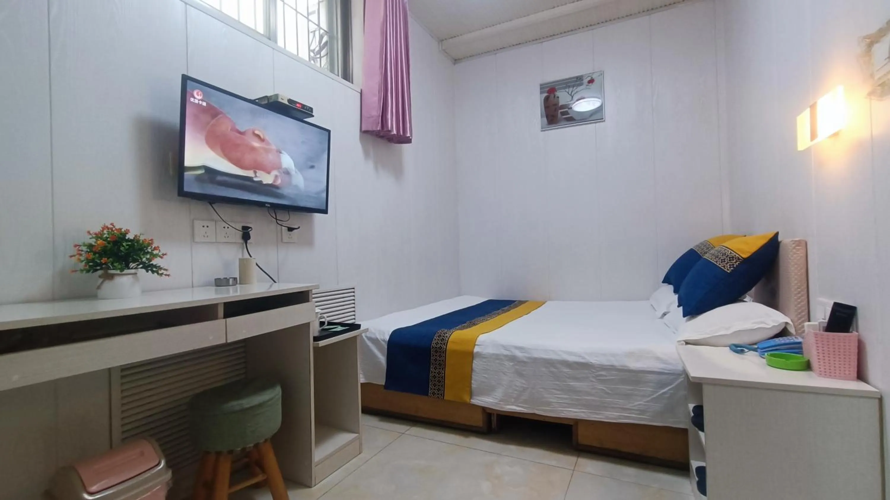 Photo of the whole room, Bed in Qufu Garden Hotel