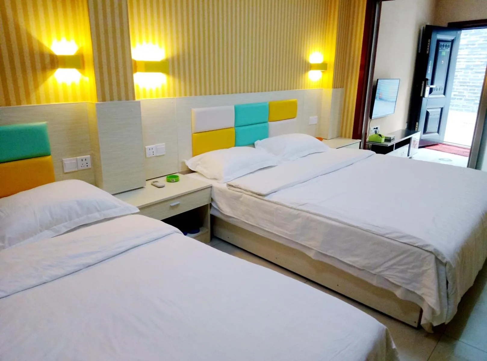 Photo of the whole room, Bed in Qufu Garden Hotel